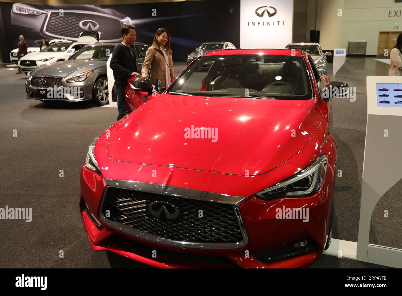 (181121) -- SAN FRANCISCO, le 21 novembre 2018 -- des personnes assistent au 61e salon international de l'auto de San Francisco lors de sa journée de présentation médiatique à San Francisco, aux États-Unis, le 20 novembre 2018. Le salon de l'auto se déroulera du 21 au 25 novembre. )(wsw) U.S.-SAN FRANCISCO-SALON DE L'AUTO LiuxYilin PUBLICATIONxNOTxINxCHN Banque D'Images