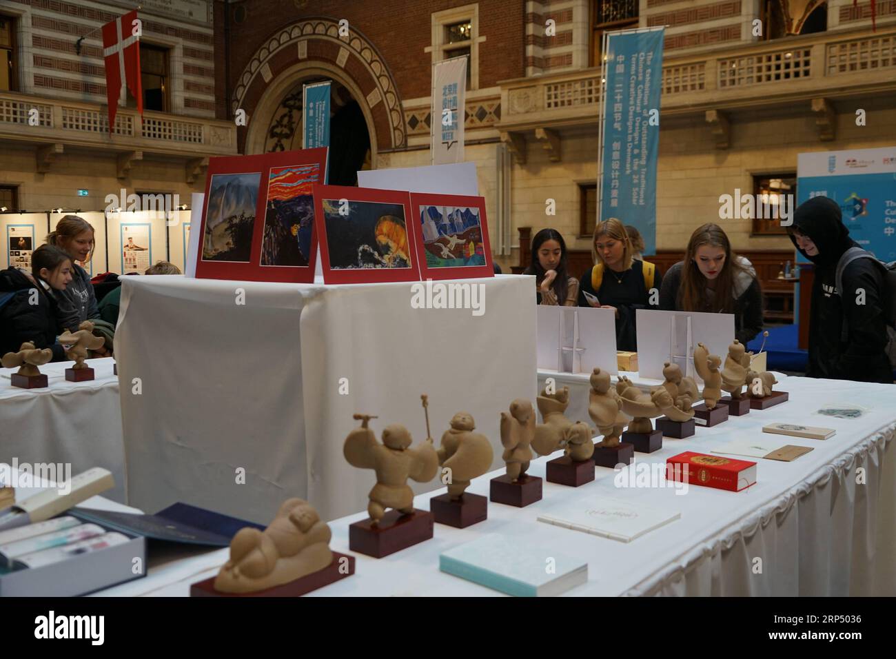 (181121) -- COPENHAGUE, le 21 novembre 2018 -- les visiteurs visitent l'exposition de dessins culturels chinois traditionnels exceptionnels et les 24 Solar Terms Creative Designs, à Copenhague, Danemark, le 21 novembre 2018. L'exposition a débuté ici mercredi. ) DANEMARK-COPENHAGUE-CHINE-DESIGNS-EXPOSITION HouxYankun PUBLICATIONxNOTxINxCHN Banque D'Images