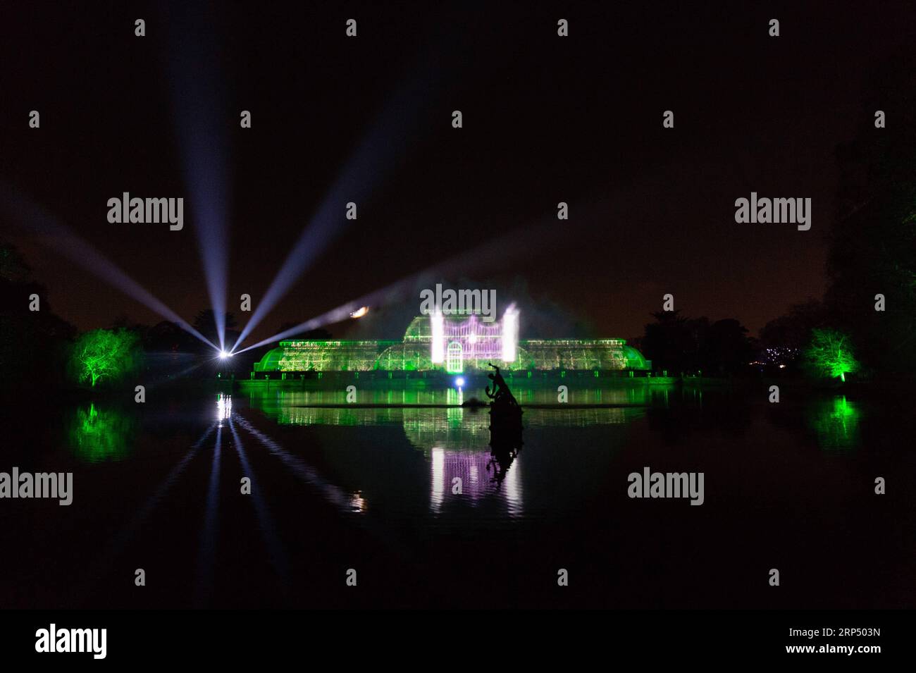 (181121) -- LONDRES, 21 novembre 2018 -- une photo prise le 21 novembre 2018 montre les lumières de Noël aux Kew Gardens à Londres, en Grande-Bretagne. Le Noël à Kew aura lieu ici du 22 novembre 2018 au 5 janvier 2019, au cours duquel les visiteurs verront les jardins s'illuminer pour une piste de lumières festive inoubliable après la tombée de la nuit. ) BRITAIN-LONDRES-KEW GARDENS-LUMIÈRE DE NOËL RAYXTANG PUBLICATIONXNOTXINXCHN Banque D'Images