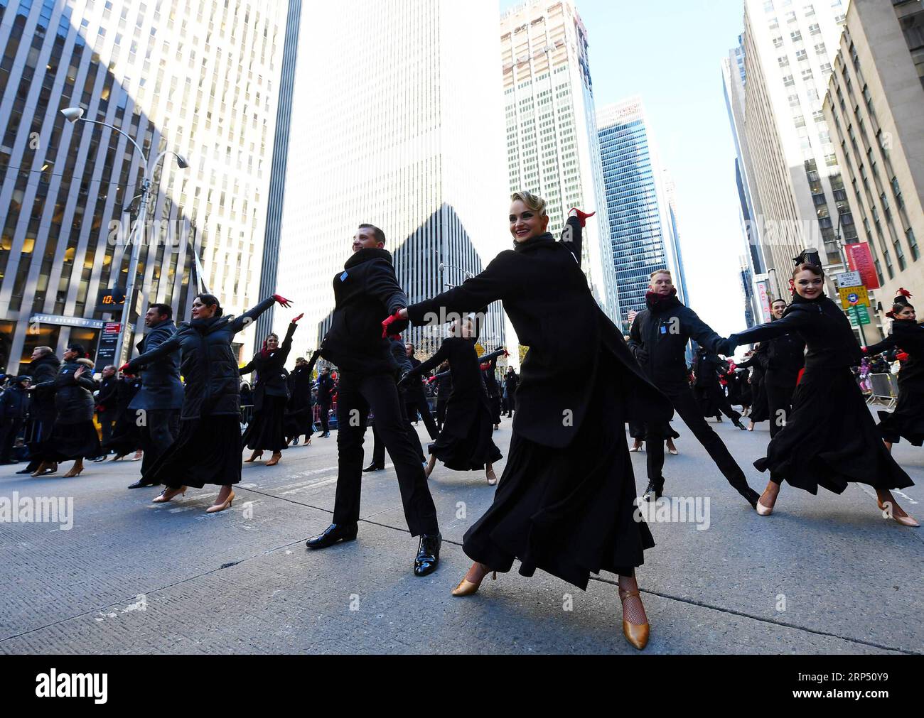 (181122) -- NEW YORK, le 22 novembre 2018 -- des danseurs assistent au défilé du jour de Thanksgiving de Macy 2018 à New York, aux États-Unis, le 22 novembre 2018. Malgré le froid glacial et les vents forts, des millions de personnes de New York et du monde entier ont bordé les rues de Manhattan pour regarder l'éblouissante exposition de ballons et de chars à la 92e édition annuelle Macy s Thanksgiving Day Parade jeudi.) ÉTATS-UNIS-NEW YORK-THANKSGIVING DAY PARADE LIXRUI PUBLICATIONXNOTXINXCHN Banque D'Images