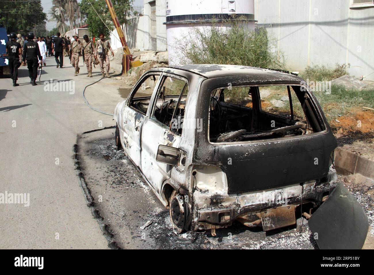 Actualités Bilder des Tages (181123) -- KARACHI, 23 novembre 2018 -- Un véhicule brûlé a été vu sur le site de l'attaque à Karachi, Pakistan, le 23 novembre 2018. Au moins cinq personnes, dont deux policiers, ont été tuées vendredi matin dans une attaque terroriste dans la zone diplomatique de Karachi, ont déclaré des responsables de la police et de l'hôpital. )(wsw) PAKISTAN-KARACHI-TERRORIST ATTACK Stringer PUBLICATIONxNOTxINxCHN Banque D'Images