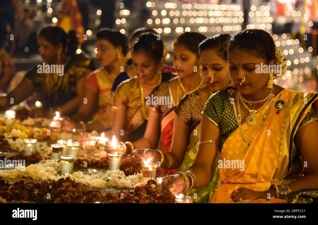 (181123) -- MUMBAI, 23 nov. 2018 () -- des gens allument des lampes à l'occasion du Kartik Purnima dans le réservoir d'eau Banganga à Mumbai, Inde, 22 nov. 2018. Kartik Purnima aussi appelé Deva-Diwali, la fête des lumières des dieux, est une fête hindoue célébrée le quinzième jour lunaire du mois de Kartik du calendrier hindou. (/Stringer) INDIA-MUMBAI-FESTIVAL-LAMPES Xinhua PUBLICATIONxNOTxINxCHN Banque D'Images