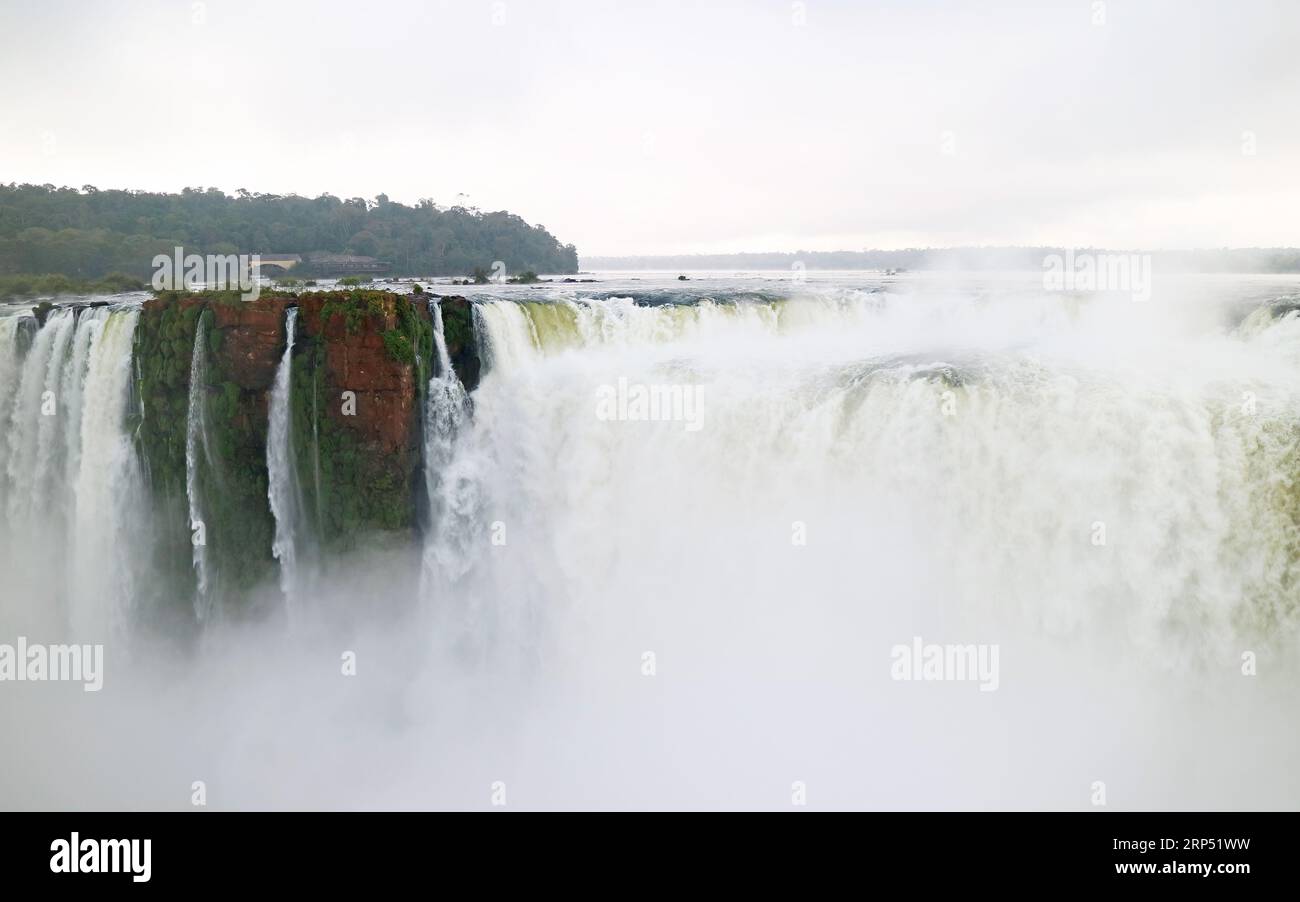 Puissante gorge du diable des chutes d'Iguazu côté argentin, parc national d'Iguazu, Argentine, Amérique du Sud Banque D'Images