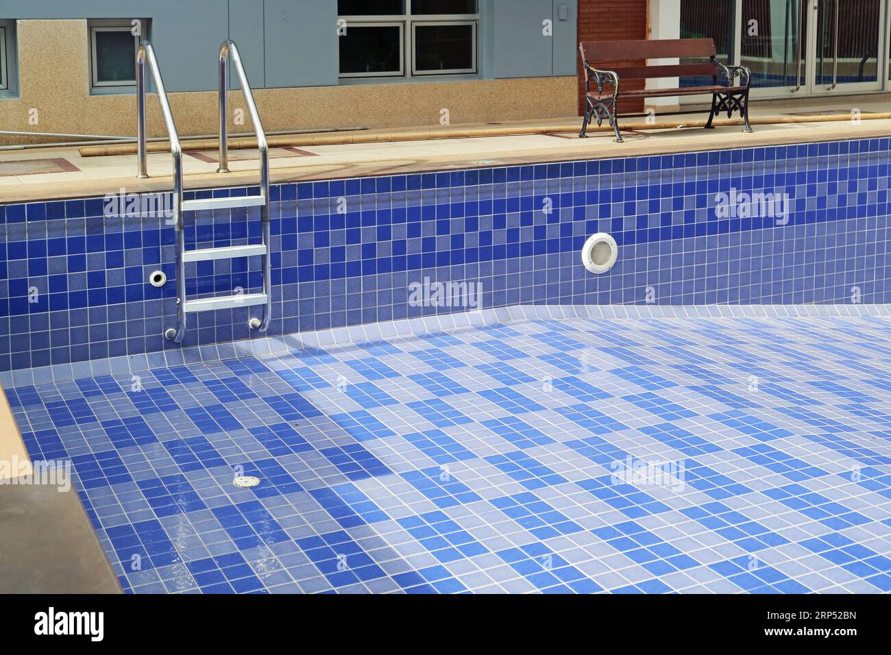 Piscine vide carrelée bleu vif avant le premier remplissage Banque D'Images