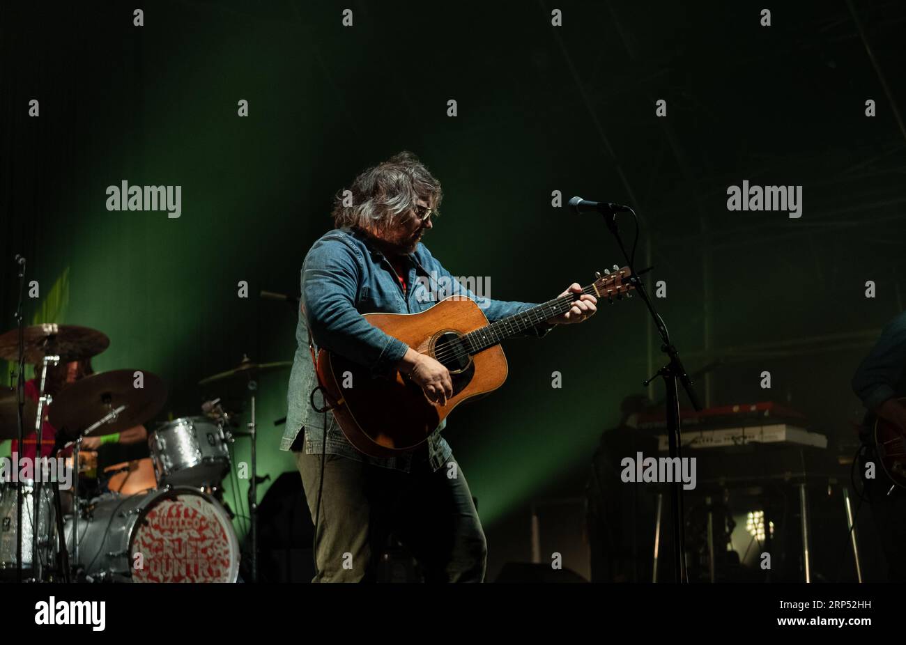 Wilco jouant sur la scène principale à la fin du Road festival 2023 lors de la soirée d'ouverture sur la scène en bois Jeff Tweedy au chant et à la guitare Banque D'Images