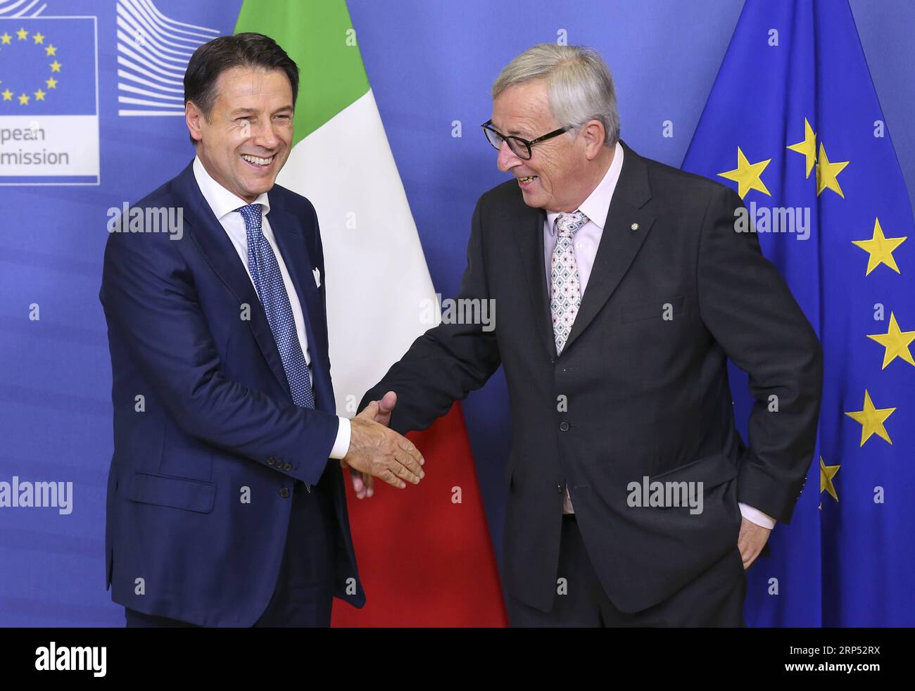 (181124) -- BRUXELLES, le 24 novembre 2018 -- le président de la Commission européenne Jean-Claude Juncker (à droite) serre la main du Premier ministre italien Giuseppe Conte lors de leur rencontre à Bruxelles, Belgique, le 24 novembre 2018. Le gouvernement italien a semblé défiant l'Union européenne (UE) mercredi, le jour même où Bruxelles a averti qu'une procédure disciplinaire pour déficit excessif serait ouverte contre le pays en raison de son projet de budget 2019. BELGIQUE-BRUXELLES-COMMISSION EUROPÉENNE-JUNCKER-ITALIE-CONTE-MEETING YEXPINGFAN PUBLICATIONXNOTXINXCHN Banque D'Images