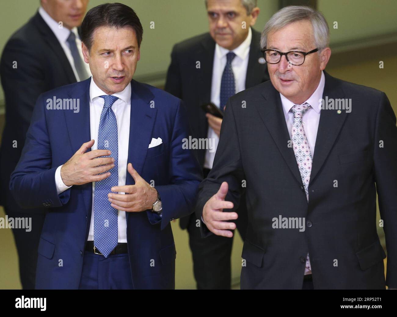 (181124) -- BRUXELLES, le 24 novembre 2018 -- le président de la Commission européenne Jean-Claude Juncker (R, Front) rencontre le Premier ministre italien Giuseppe Conte (G, Front) à Bruxelles, Belgique, le 24 novembre 2018. Le gouvernement italien a semblé défiant l'Union européenne (UE) mercredi, le jour même où Bruxelles a averti qu'une procédure disciplinaire pour déficit excessif serait ouverte contre le pays en raison de son projet de budget 2019. BELGIQUE-BRUXELLES-COMMISSION EUROPÉENNE-JUNCKER-ITALIE-CONTE-MEETING YEXPINGFAN PUBLICATIONXNOTXINXCHN Banque D'Images