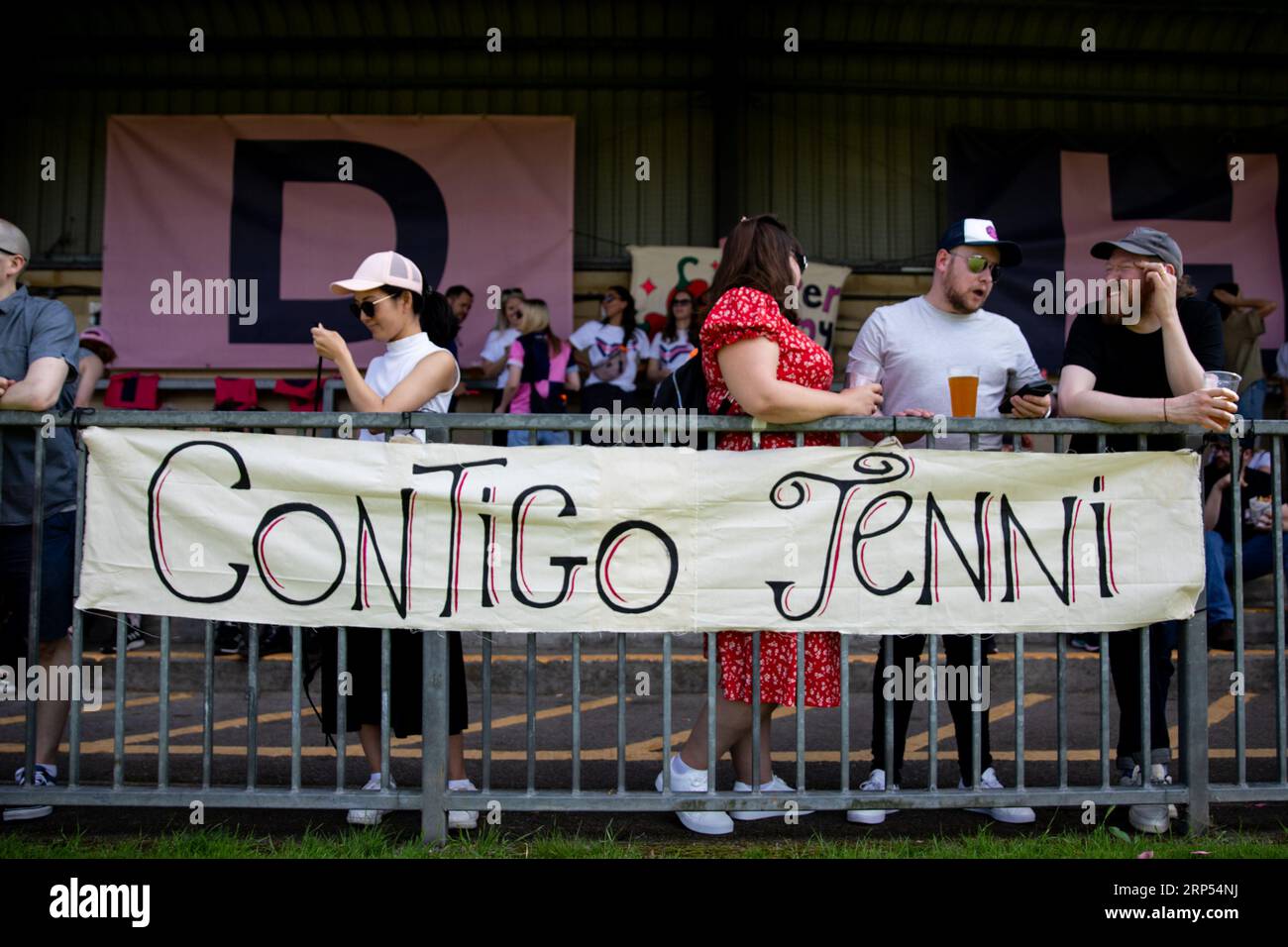 Londres, Royaume-Uni. 03 septembre 2023. Londres, Angleterre, le 3 septembre 2023 : les soutiens de Dulwich Hamlet (« The Rabble ») ont mis en place une bannière « Contigo Jenni » en soutien à Jenni Hermoso et à l'équipe féminine espagnole lors du match de Premier League entre Dulwich Hamlet et Ebbsfleet United à Champion Hill à Londres, en Angleterre. (Liam Asman/SPP) crédit : SPP Sport Press photo. /Alamy Live News Banque D'Images