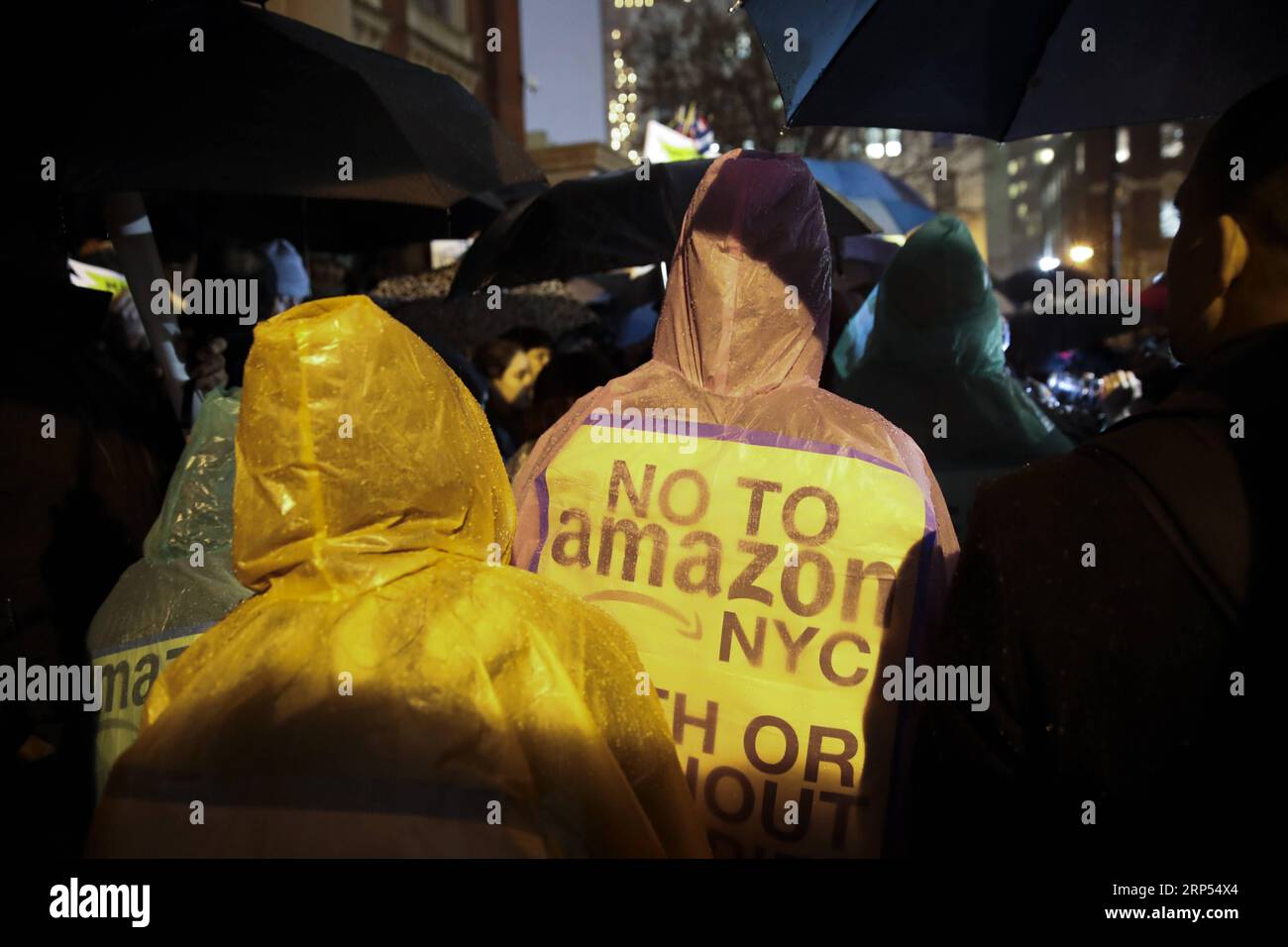 (181127) -- NEW YORK, le 27 novembre 2018 -- des gens assistent à un rassemblement anti-Amazonie à long Island City, New York, États-Unis, le 26 novembre 2018. Des centaines de New-Yorkais ont bravé de fortes pluies et se sont rassemblés dans un quartier de long Island City lundi soir pour protester contre l annonce récente du géant du commerce électronique Amazon de l implantation d un deuxième siège (HQ2) ici. ETATS-UNIS-NEW YORK-AMAZON-SIÈGE-MANIFESTATION WANGXYING PUBLICATIONXNOTXINXCHN Banque D'Images