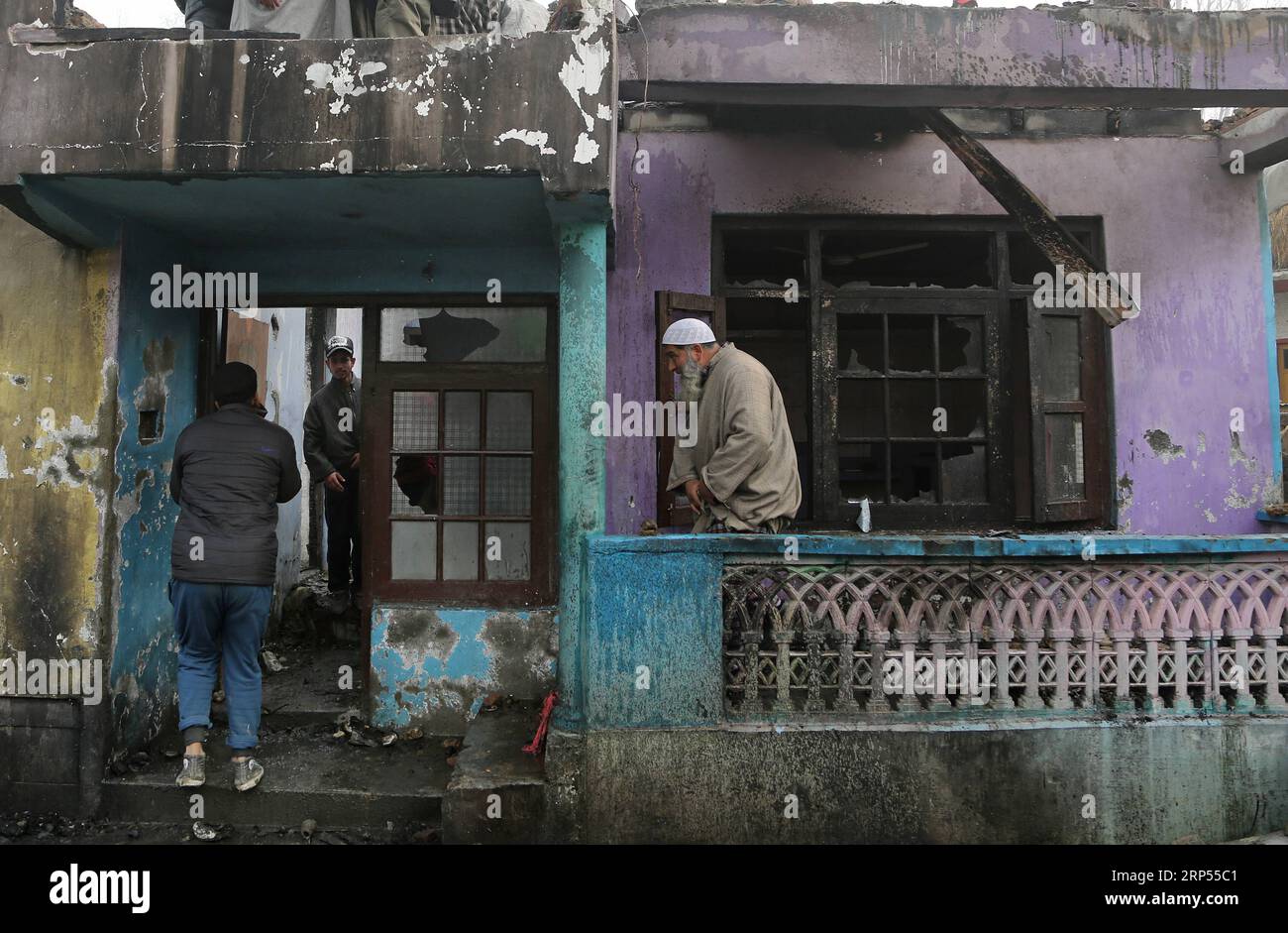 (181128) -- SRINAGAR, 28 novembre 2018 -- des gens inspectent une maison qui a été incendiée lors d'une fusillade dans le village Chattergam du district de Budgam, à environ 15 km au sud de la ville de Srinagar, la capitale estivale du Cachemire contrôlé par les Indiens, 28 novembre 2018. Un haut commandant de Lashkar-e-Toiba (LET) et son associé ont été tués, et trois soldats blessés mercredi lors de la fusillade féroce entre les militants et les forces gouvernementales, a déclaré la police. (Hxy) KASHMIR-SRINAGAR-GUNFIGHT JavedxDar PUBLICATIONxNOTxINxCHN Banque D'Images