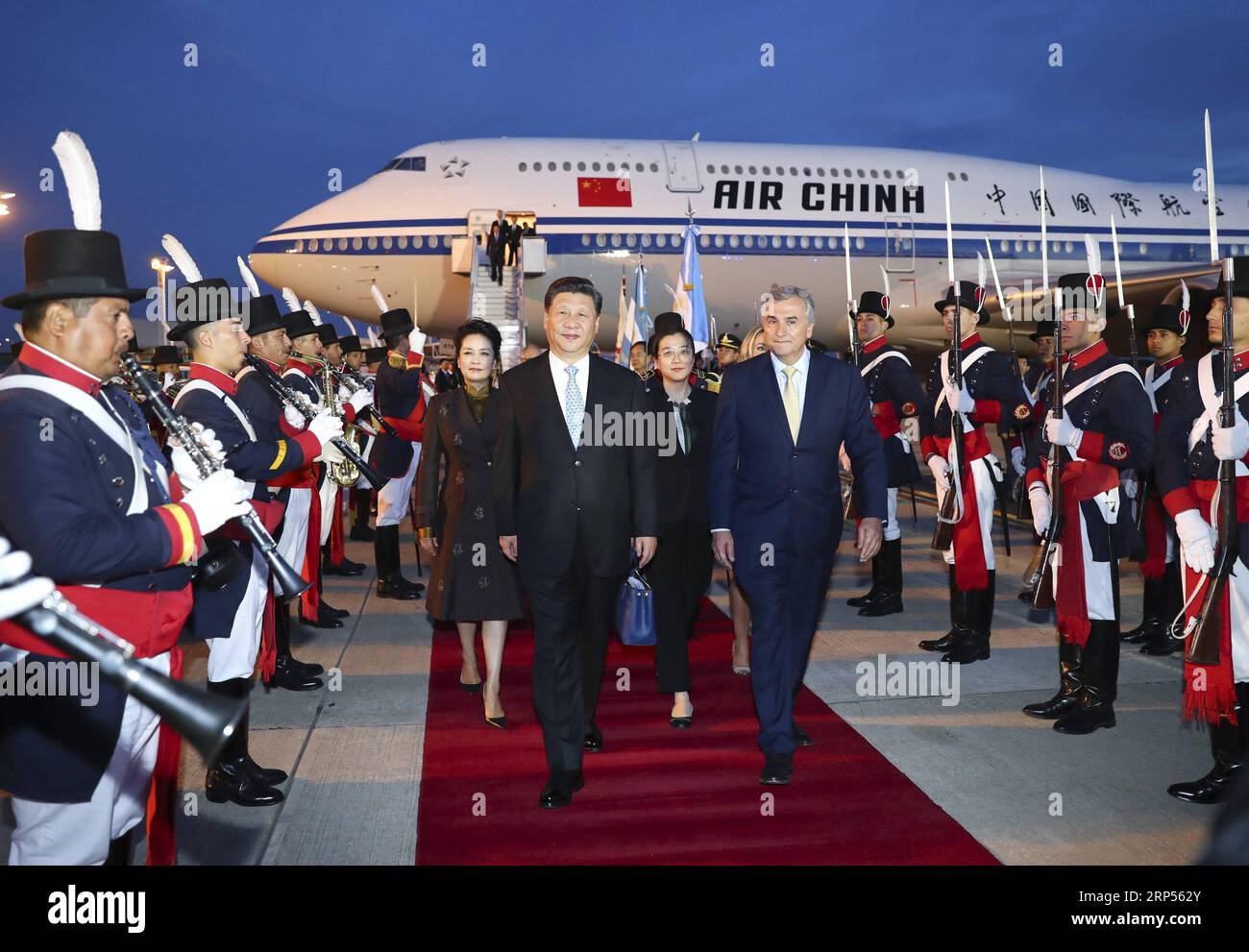 Actualités Bilder des Tages (181129) -- BUENOS AIRES, 29 novembre 2018 -- le président chinois Xi Jinping et son épouse Peng Liyuan sont accueillis à leur arrivée à l'aéroport de Buenos Aires, Argentine, le 29 novembre 2018. Xi est arrivé jeudi soir pour assister au 13e sommet du Groupe des 20 (G20) et effectuer une visite d'État en Argentine. (Gxn) ARGENTINA-BUENOS AIRES-XI JINPING-ARRIVAL XiexHuanchi PUBLICATIONxNOTxINxCHN Banque D'Images