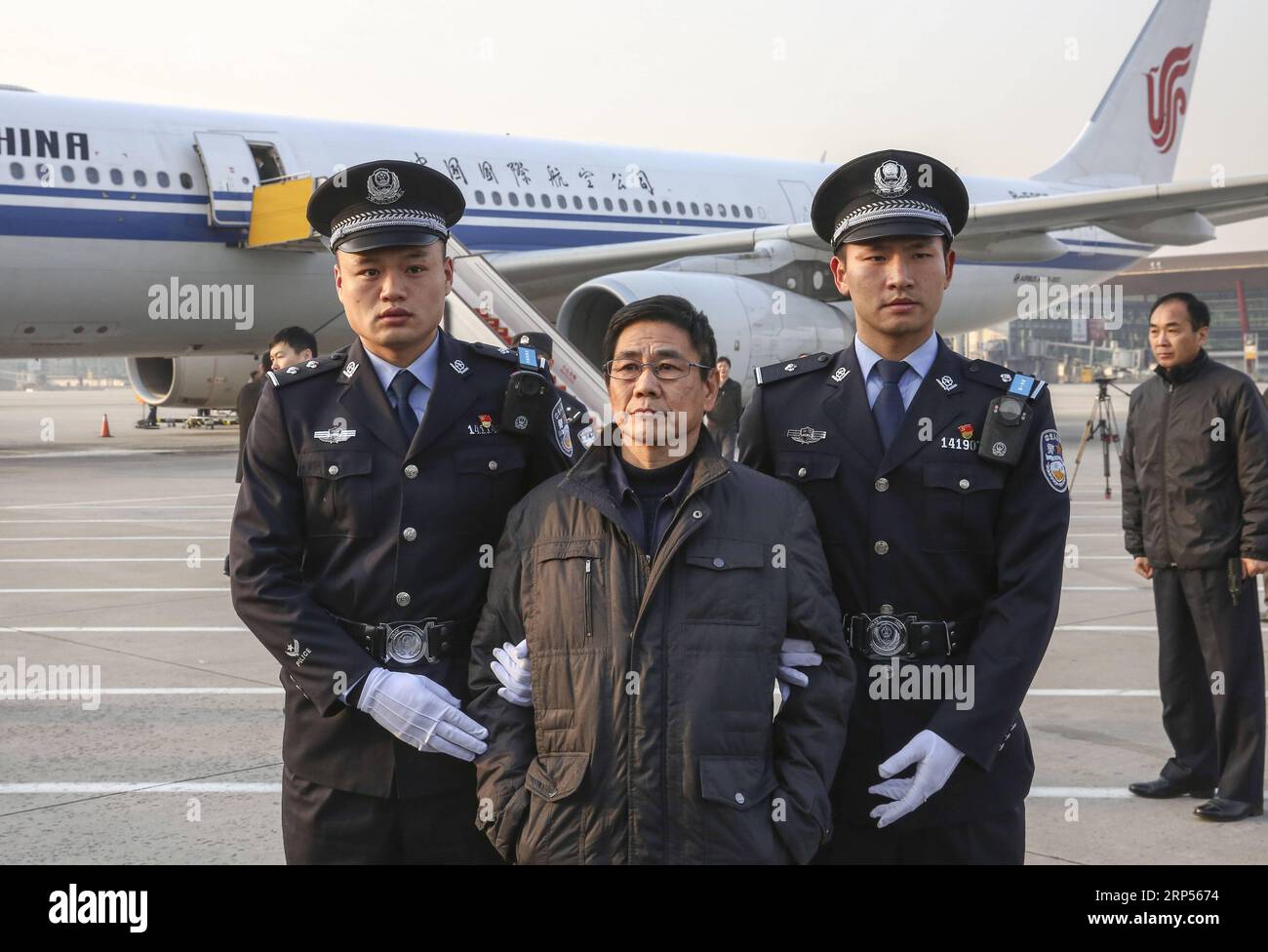 (181130) -- PÉKIN, 30 novembre 2018 (Xinhua) -- Yao Jinqi est escorté par la police à l'aéroport international Capital de Pékin, capitale de la Chine, le 30 novembre 2018. Yao Jinqi, un suspect de crime de service et ancien chef adjoint du comté de Xinchang dans la province du Zhejiang de l est de la Chine, a été extradé vendredi vers la Chine depuis la Bulgarie. Yao, qui a fui à l'étranger en décembre 2005, est devenu le premier ancien fonctionnaire chinois extradé d'un État membre de l'UE. Coordonné par un bureau chargé du rapatriement des fugitifs et du recouvrement des avoirs relevant du groupe central de coordination de la lutte contre la corruption en Chine, ce fut aussi le premier succès Banque D'Images