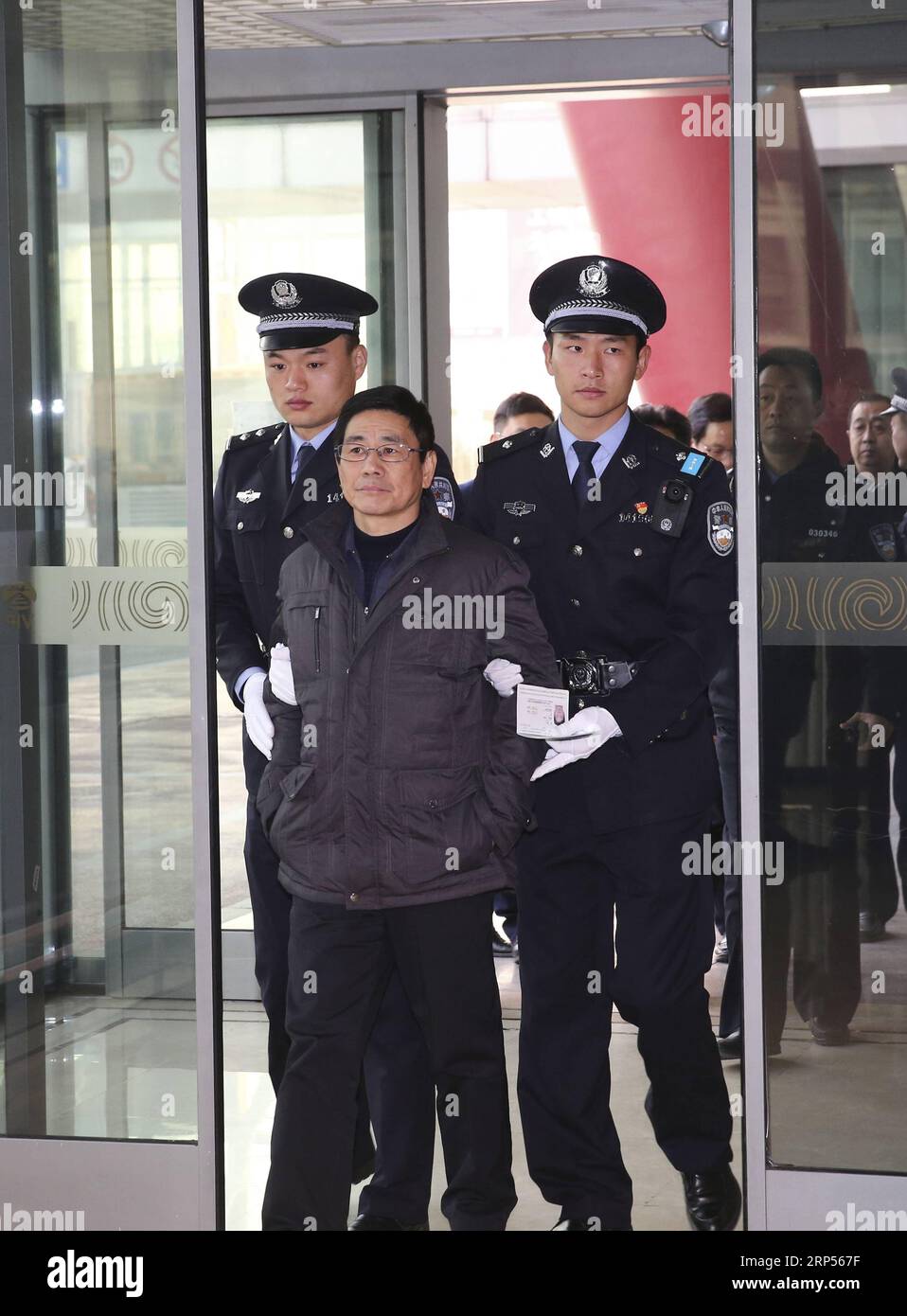 (181130) -- PÉKIN, 30 novembre 2018 (Xinhua) -- Yao Jinqi est escorté par la police à l'aéroport international Capital de Pékin, capitale de la Chine, le 30 novembre 2018. Yao Jinqi, un suspect de crime de service et ancien chef adjoint du comté de Xinchang dans la province du Zhejiang de l est de la Chine, a été extradé vendredi vers la Chine depuis la Bulgarie. Yao, qui a fui à l'étranger en décembre 2005, est devenu le premier ancien fonctionnaire chinois extradé d'un État membre de l'UE. Coordonné par un bureau chargé du rapatriement des fugitifs et du recouvrement des avoirs relevant du groupe central de coordination de la lutte contre la corruption en Chine, ce fut aussi le premier succès Banque D'Images