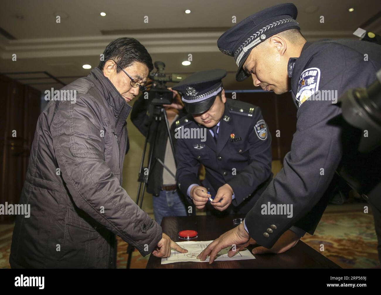 (181130) -- PÉKIN, 30 nov. 2018 (Xinhua) -- Yao Jinqi(L) est escorté par la police à l'aéroport international Capital de Pékin, capitale de la Chine, le 30 novembre 2018. Yao Jinqi, un suspect de crime de service et ancien chef adjoint du comté de Xinchang dans la province du Zhejiang de l est de la Chine, a été extradé vendredi vers la Chine depuis la Bulgarie. Yao, qui a fui à l'étranger en décembre 2005, est devenu le premier ancien fonctionnaire chinois extradé d'un État membre de l'UE. Coordonné par un bureau chargé du rapatriement des fugitifs et du recouvrement des avoirs relevant du groupe central de coordination de la lutte contre la corruption de la Chine, il a également été le premier SUC Banque D'Images