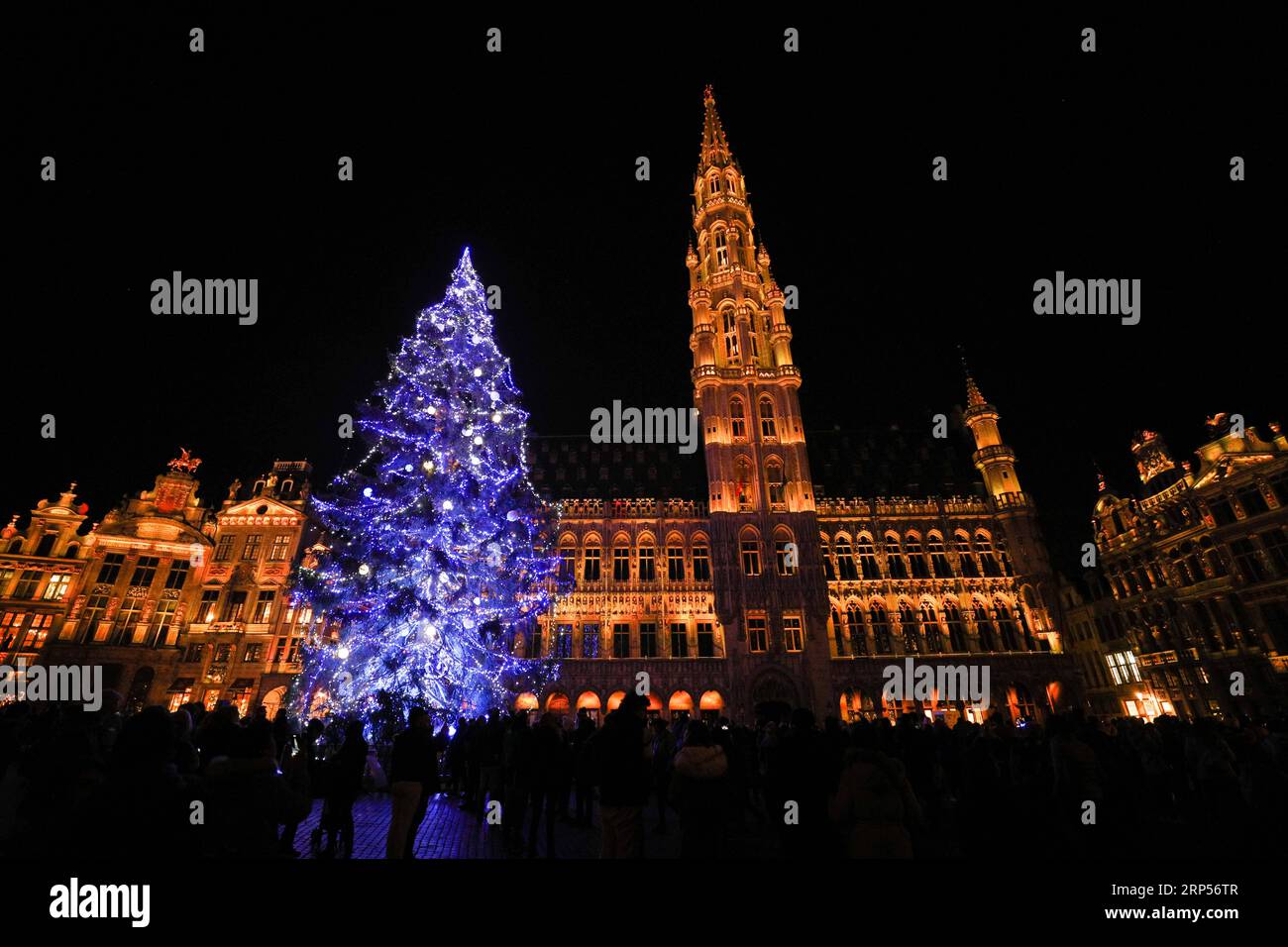 (181201) -- BRUXELLES, 1 décembre 2018 -- une photo prise le 30 novembre 2018 montre un sapin de Noël de 22 mètres de haut lors d'un spectacle de lumières à la Grand place dans le centre de Bruxelles, Belgique, le 30 novembre 2018. Pour inaugurer les merveilles d'hiver 2018 à Bruxelles, des ampoules colorées sur le sapin de Noël ont été allumées vendredi soir. (YY) BELGIQUE-BRUXELLES-ARBRE DE NOËL ZhengxHuansong PUBLICATIONxNOTxINxCHN Banque D'Images