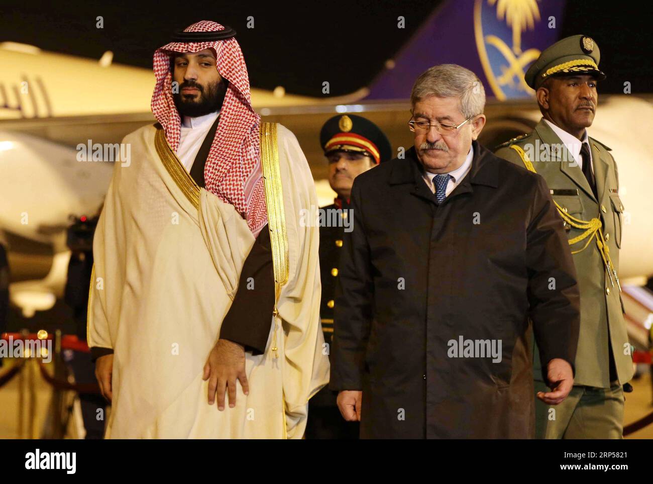 (181202) -- ALGER, 2 déc. 2018 () -- le prince héritier saoudien Mohammed bin Salmane (G, front) est accueilli par le Premier ministre algérien Ahmed Ouyahia (D, front) à son arrivée à Alger, Algérie, le 2 décembre 2018. Dimanche, le prince héritier saoudien Mohammed bin Salmane a donné le coup d'envoi d'une visite officielle de deux jours en Algérie avec des membres du gouvernement saoudien, des hommes d'affaires et des personnalités éminentes. () ALGÉRIE-ALGER-PRINCE HÉRITIER SAOUDIEN-VISIT XINHUA PUBLICATIONXNOTXINXCHN Banque D'Images