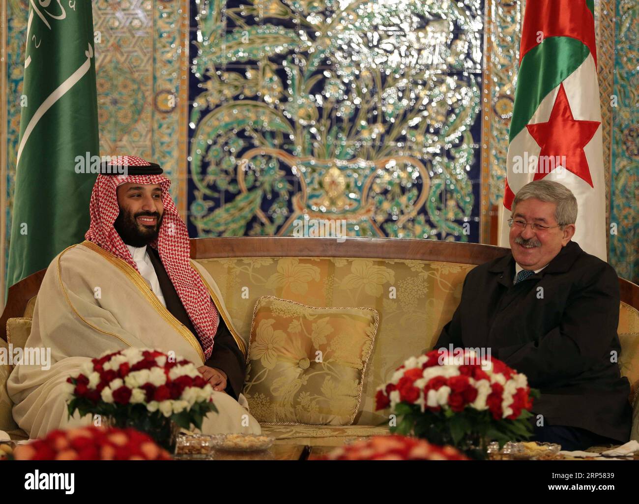 (181202) -- ALGER, 2 déc. 2018 () -- le prince héritier saoudien Mohammed bin Salmane (à gauche) rencontre le Premier ministre algérien Ahmed Ouyahia à son arrivée à Alger, Algérie, le 2 décembre 2018. Dimanche, le prince héritier saoudien Mohammed bin Salmane a donné le coup d'envoi d'une visite officielle de deux jours en Algérie avec des membres du gouvernement saoudien, des hommes d'affaires et des personnalités éminentes. () ALGÉRIE-ALGER-PRINCE HÉRITIER SAOUDIEN-VISIT XINHUA PUBLICATIONXNOTXINXCHN Banque D'Images