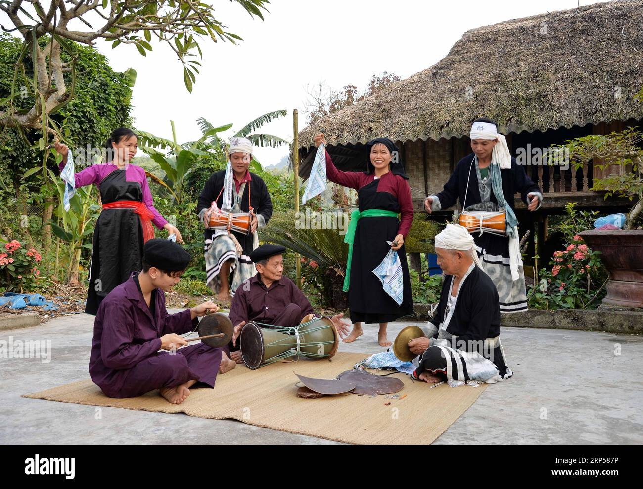 (181203) -- TUYEN QUANG, 3 décembre 2018 -- des locaux se produisent avec des tambours de porcelaine à yen son, province de Tuyen Quang au Vietnam, le 1 décembre 2018. Le tambour en porcelaine est un instrument de musique unique du peuple ethnique CAO LAN dans le district de yen son. Le corps du tambour est fait d'argile kaolin tandis que les deux têtes sont faites de cuir de taureau ou de chèvre et de peau de pythons ou de basiliques. Les tambours en porcelaine sont généralement utilisés pour les festivals et les mariages. NGO Minh Tien) (yy) VIETNAM-TUYEN QUANG-TAMBOUR EN PORCELAINE hanoi PUBLICATIONxNOTxINxCHN Banque D'Images