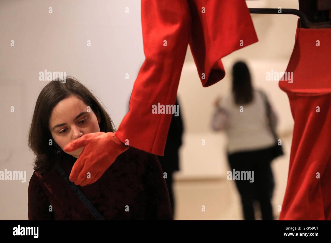 (181204) -- ATHÈNES, 4 décembre 2018 -- Une femme voit une exposition au New acquisitions 2017-2018 au Musée national d'art contemporain d'Athènes, Grèce, le 4 décembre 2018. Le Musée national d'art contemporain d'Athènes présente une sélection d'œuvres acquises en 2017 et 2018 aux visiteurs du 4 décembre 2018 au 20 janvier 2019. ) GRÈCE-ATHÈNES-EXPOSITION D'ART CONTEMPORAIN MariosxLolos PUBLICATIONxNOTxINxCHN Banque D'Images