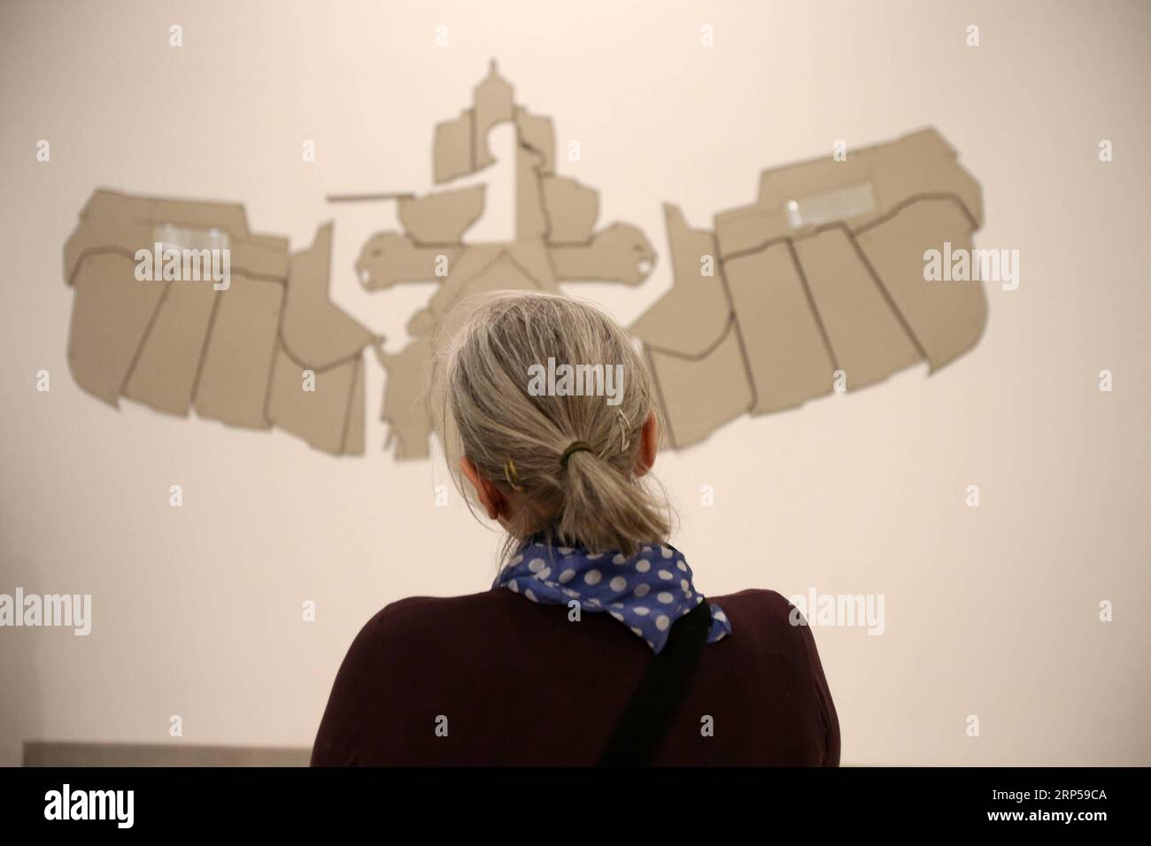 (181204) -- ATHÈNES, 4 décembre 2018 -- Une femme voit une exposition au New acquisitions 2017-2018 au Musée national d'art contemporain d'Athènes, Grèce, le 4 décembre 2018. Le Musée national d'art contemporain d'Athènes présente une sélection d'œuvres acquises en 2017 et 2018 aux visiteurs du 4 décembre 2018 au 20 janvier 2019. ) GRÈCE-ATHÈNES-EXPOSITION D'ART CONTEMPORAIN MariosxLolos PUBLICATIONxNOTxINxCHN Banque D'Images