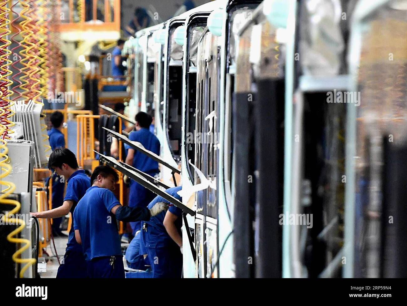 (181205) -- BEIJING, 5 décembre 2018 -- des membres du personnel travaillent sur la chaîne de production de bus de nouvelle énergie Yutong à Zhengzhou, capitale de la province du Henan en Chine centrale, le 28 juillet 2016. La Chine a tenu son engagement envers la communauté internationale en matière de changement climatique en passant constamment à une économie plus verte ces dernières années. De nouvelles régions riches en énergie comme la Mongolie intérieure et le Ningxia envoient davantage d électricité produite à partir d énergie propre à l est animé du pays pour aider à réduire la forte dépendance du pays au charbon dans la lutte contre la pollution et faire face au changement climatique. CH Banque D'Images