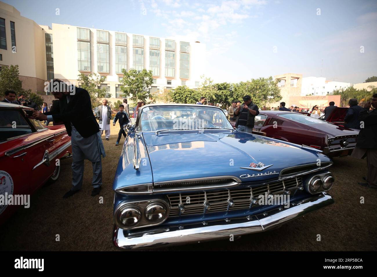 (181207) -- ISLAMABAD, 7 décembre 2018 -- les visiteurs regardent des voitures anciennes lors d'un salon annuel de voitures anciennes à Islamabad, Pakistan, le 7 décembre 2018. Le Vintage car Show annuel 2018 a eu lieu à Islamabad et plus de 50 véhicules ont été exposés. PAKISTAN-ISLAMABAD-EXPOSITION AUTOMOBILE D'ÉPOQUE AhmadxKamal PUBLICATIONxNOTxINxCHN Banque D'Images