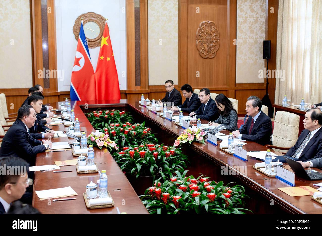 (181207) -- BEIJING, 7 décembre 2018 -- Wang Yi, conseiller d'État et ministre des Affaires étrangères chinois, s'entretient avec le ministre des Affaires étrangères RI Yong Ho de la République populaire démocratique de Corée (RPDC) à Beijing, capitale de la Chine, le 7 décembre 2018.) (mp) CHINA-BEIJING-WANG YI-RPDC FM-TALKS (CN) LiuxBin PUBLICATIONxNOTxINxCHN Banque D'Images