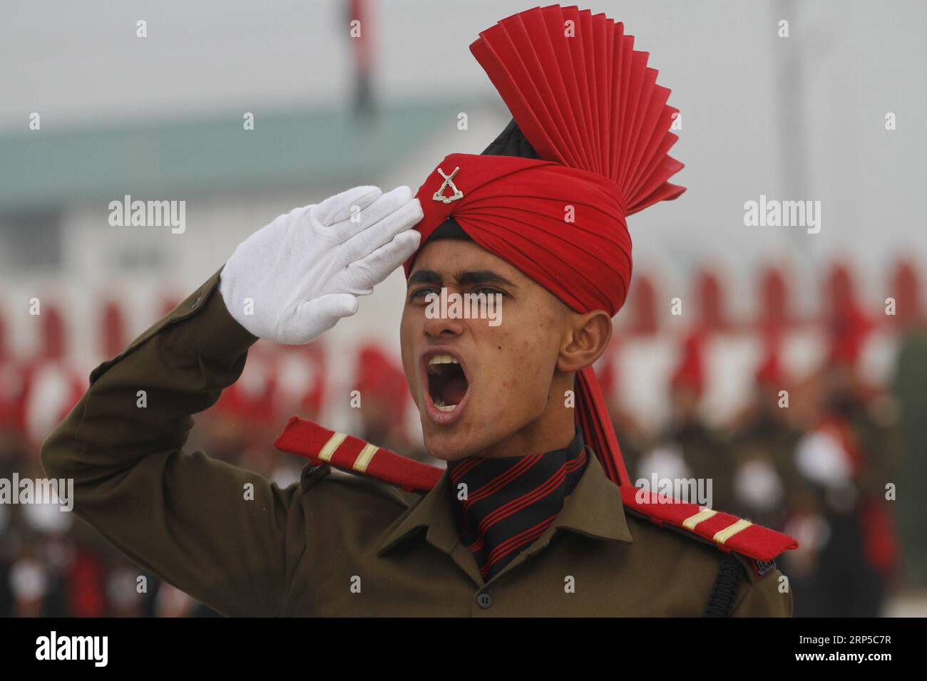 (181208) -- SRINAGAR, 8 décembre 2018 -- Une recrue du régiment d'infanterie légère de Jammu et du Cachemire de l'armée indienne (JKLIR) salue lors d'un défilé de passing-out à Srinagar, capitale estivale du Cachemire contrôlé par l'Inde, le 8 décembre 2018. Au total, 259 recrues ont été officiellement intronisées dans l ' armée indienne après avoir terminé leur formation. (YY) CACHEMIRE-SRINAGAR-PASSAGE PARADE JavedxDar PUBLICATIONxNOTxINxCHN Banque D'Images