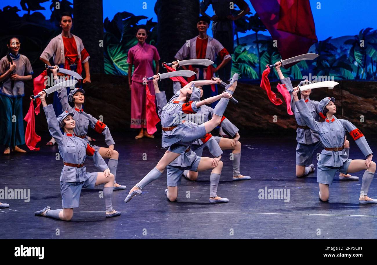 (181208) -- MADRID, 8 décembre 2018 -- des acteurs du Ballet national de Chine (NBC) interprètent leur ballet classique Détachement rouge des femmes au Théâtre de Canal à Madrid, Espagne, le 5 décembre 2018. Dans le cadre du Festival de Madrid en Danza, le ballet classique Red Detachment of Women de NBC a été présenté en Espagne du 5 au 7 décembre. Son actuel directeur Feng Ying a également invité Aida Gomez, directrice artistique du Festival Madrid en Danza, à enseigner la danse flamenco à ses acteurs. )(yy) ESPAGNE-MADRID-BALLET NATIONAL DE CHINE-VISITE ShixRen PUBLICATIONxNOTxINxCHN Banque D'Images