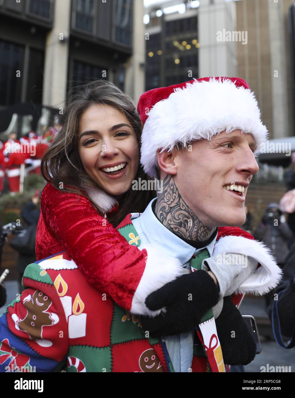 (181208) -- NEW YORK, 8 décembre 2018 -- les fêtards participent à la SantaCon 2018 à New York, aux États-Unis, le 8 décembre 2018. Habillés en Père Noël ou en costumes festifs, des centaines de personnes ont participé à la SantaCon 2018 samedi, profitant de l'atmosphère de Noël et amassant des fonds pour la charité. US-NEW YORK-2018 SANTACON WangxYing PUBLICATIONxNOTxINxCHN Banque D'Images