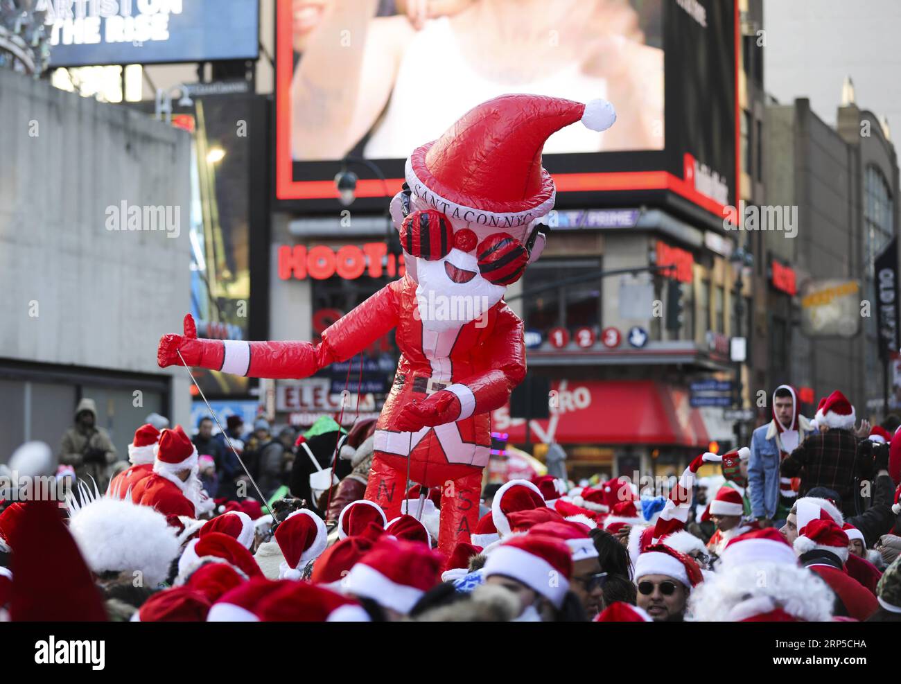 (181208) -- NEW YORK, le 8 décembre 2018 -- un Père Noël gonflable est vu lors de la SantaCon 2018 à New York, aux États-Unis, le 8 décembre 2018. Habillés en Père Noël ou en costumes festifs, des centaines de personnes ont participé à la SantaCon 2018 samedi, profitant de l'atmosphère de Noël et amassant des fonds pour la charité. US-NEW YORK-2018 SANTACON WangxYing PUBLICATIONxNOTxINxCHN Banque D'Images