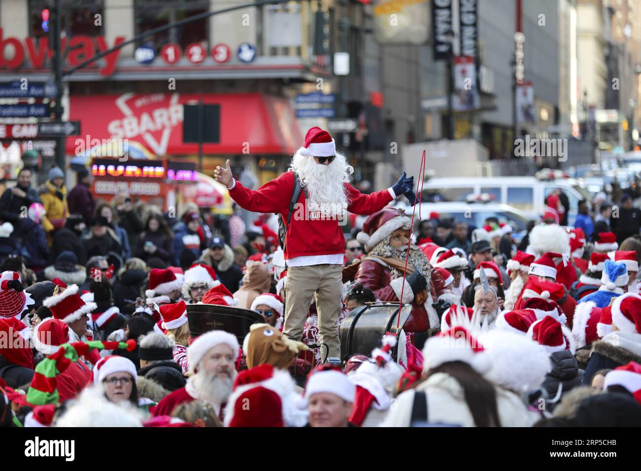 (181208) -- NEW YORK, 8 décembre 2018 -- les fêtards habillés en Père Noël participent à la SantaCon 2018 à New York, aux États-Unis, le 8 décembre 2018. Habillés en Père Noël ou en costumes festifs, des centaines de personnes ont participé à la SantaCon 2018 samedi, profitant de l'atmosphère de Noël et amassant des fonds pour la charité. US-NEW YORK-2018 SANTACON WangxYing PUBLICATIONxNOTxINxCHN Banque D'Images