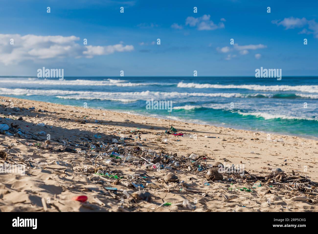 Plage tropicale et déchets plastiques sur l'île de Bali. Pollution par ...