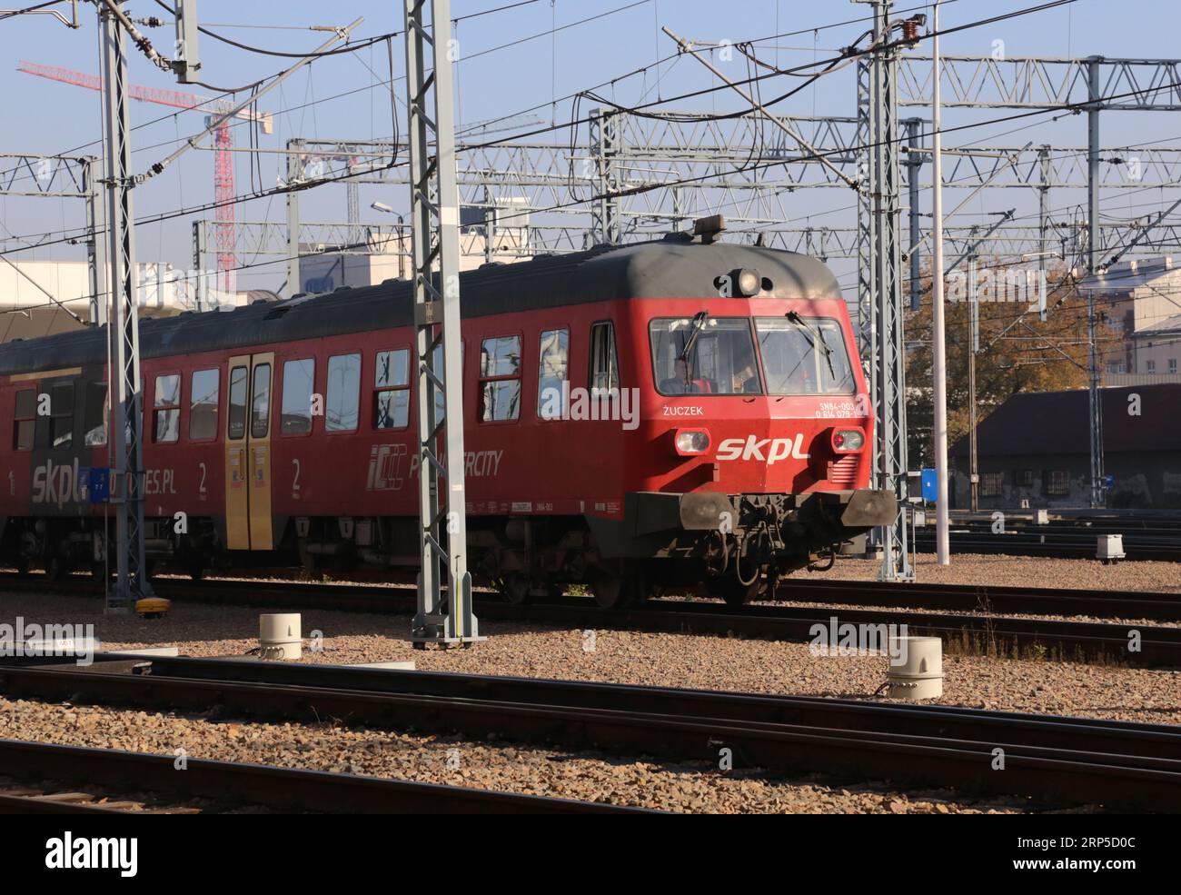 Cracovie.Cracovie. Pologne. SN84-003 Diesel traction Unit intégré train interurbain vu sur les rails à la gare. Banque D'Images