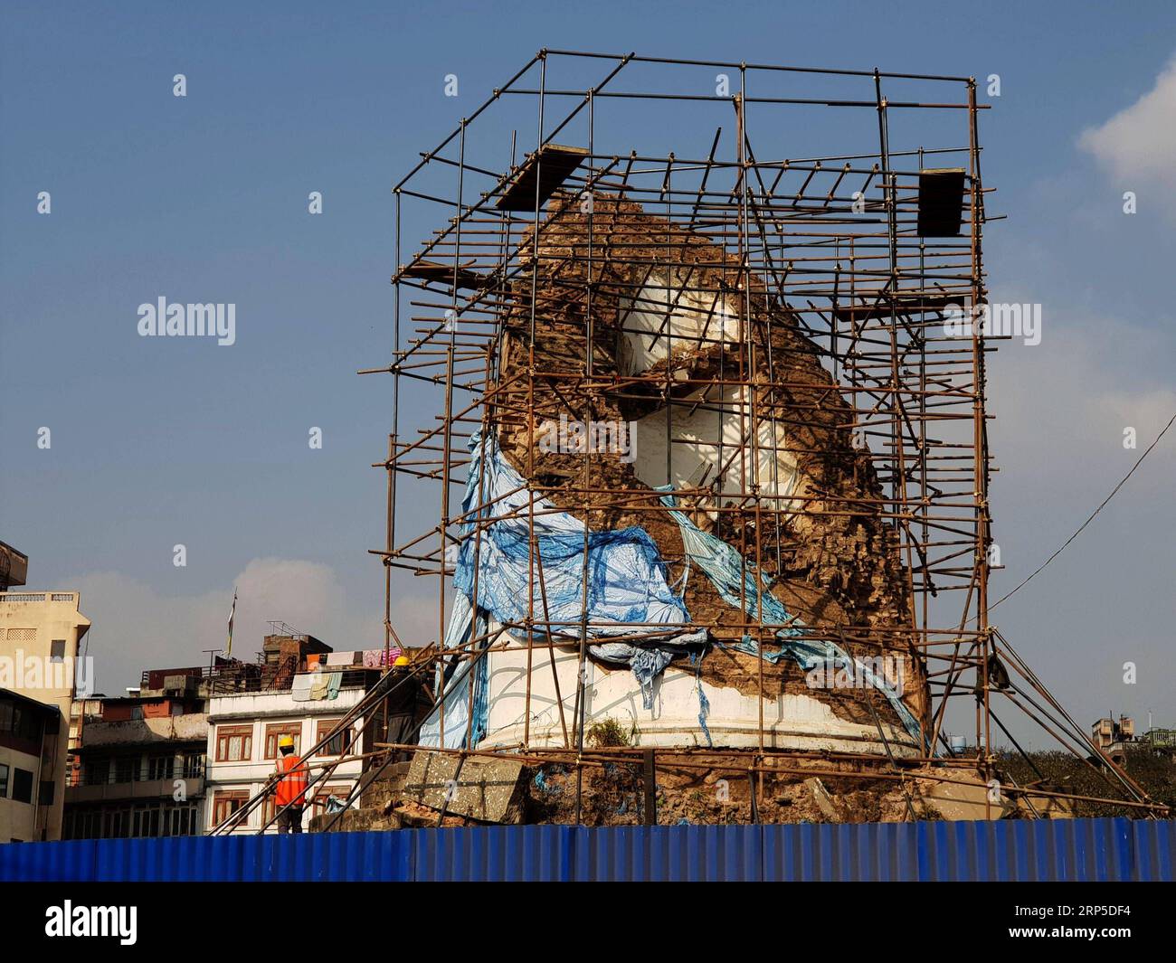 (181210) -- KATMANDOU, 10 décembre 2018 -- des gens travaillent sur le site de reconstruction de Dharahara, ou tour Bhimsen, à Katmandou, Népal, 10 décembre. 2018. la reconstruction du bâtiment historique de neuf étages Dharahara, qui a été gravement endommagé par le tremblement de terre de 2015, a commencé.) NÉPAL-KATHMANDU-DHARAHARA-RECONSTRUCTION sunilxsharma PUBLICATIONxNOTxINxCHN Banque D'Images