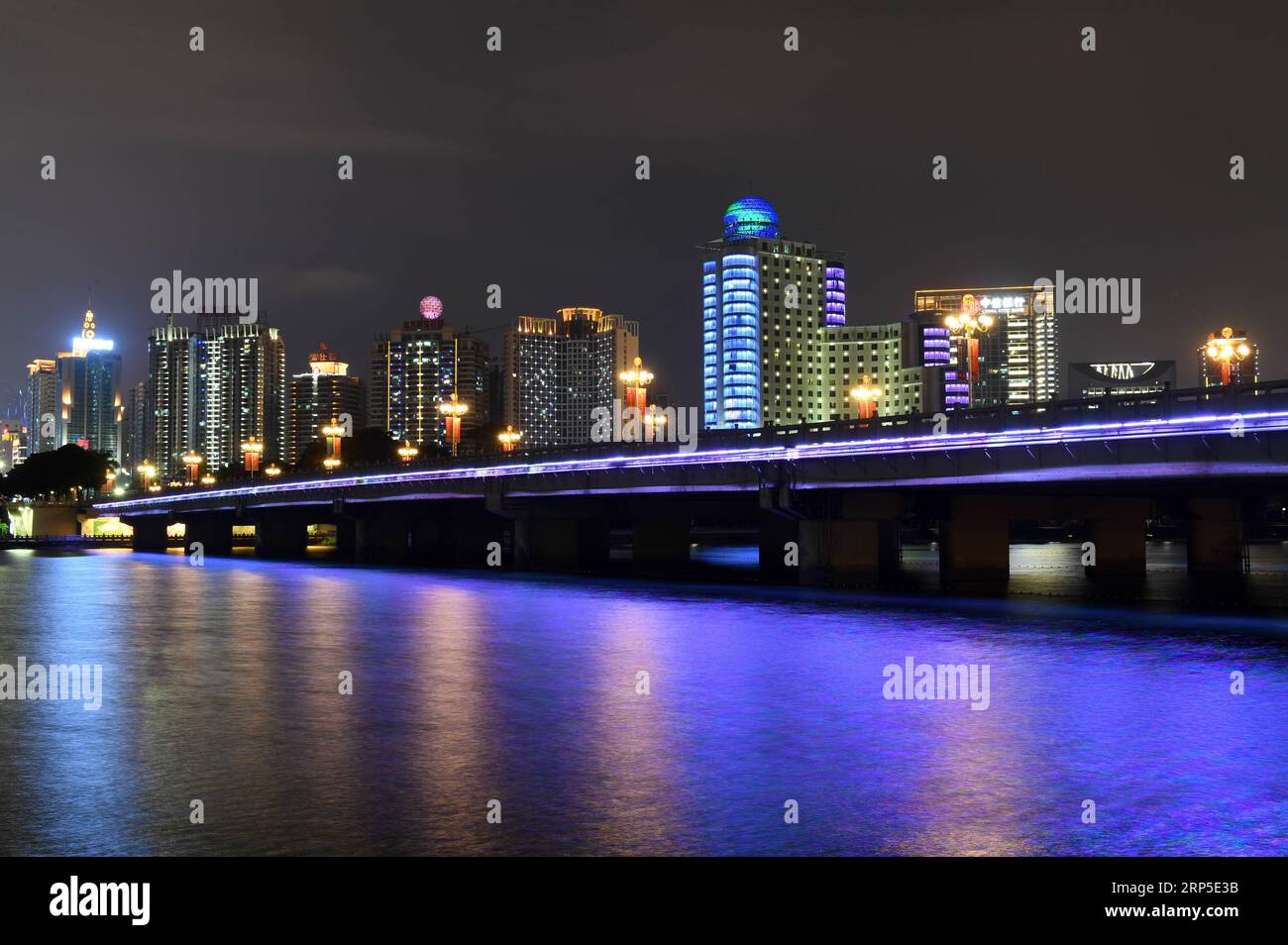 (181211) -- NANNING, 11 décembre 2018 -- la photo prise le 10 décembre 2018 montre la vue nocturne du pont Nanhu et de ses bâtiments environnants à Nanning, dans la région autonome de Guangxi Zhuang du sud de la Chine.) (Yxb) CHINA-GUANGXI-NANNING-NIGHT SCENERY (CN) LuxBo an PUBLICATIONxNOTxINxCHN Banque D'Images