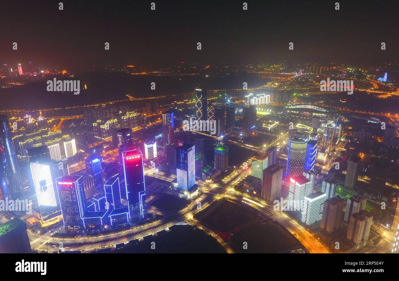 (181211) -- NANNING, 11 décembre 2018 -- une photo aérienne prise le 4 décembre 2018 montre la vue nocturne du nouveau district de Wuxiang à Nanning, dans la région autonome du Guangxi Zhuang du sud de la Chine.) (Yxb) CHINA-GUANGXI-NANNING-NIGHT SCENERY (CN) HuangxXiaobang PUBLICATIONxNOTxINxCHN Banque D'Images