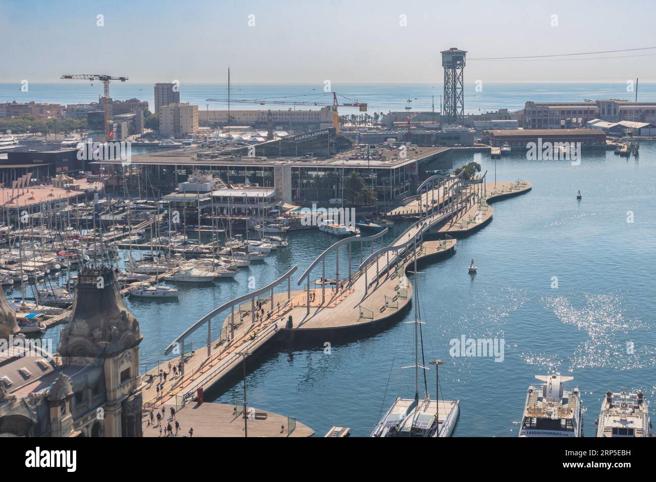 Barcelone, Espagne - 08.23.2023 : vue de dessus du port de croisière de Barceloneta et de la promenade publique appelée la Rambla del Mar Banque D'Images