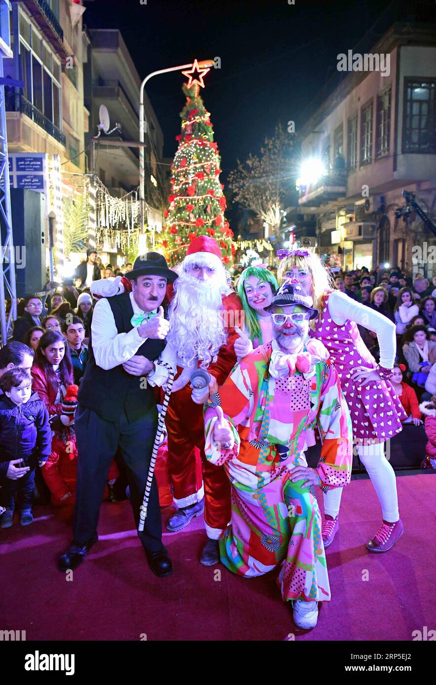 (181211) -- DAMAS, 11 décembre 2018 -- des acteurs posent pour une photo lors d'une célébration de Noël dans le quartier de Bab Touma à Damas, en Syrie, le 11 décembre 2018. La célébration de Noël le mardi est l'un des nombreux événements qui ont lieu à Damas pendant cette période des fêtes. ) SYRIE-DAMAS-NOËL-CÉLÉBRATION AmmarxSafarjalani PUBLICATIONxNOTxINxCHN Banque D'Images