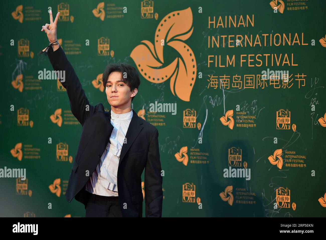 (181212) -- SANYA, 12 décembre 2018 -- le chanteur Dimash Kudaibergen apparaît sur le tapis rouge du 1e Festival international du film de l'île de Hainan à Sanya, dans la province de Hainan du sud de la Chine, le 11 décembre 2018. Le premier Festival International du film de Hainan a officiellement ouvert ses portes mardi soir dans la ville côtière tropicale de Sanya, dans la province insulaire la plus au sud du pays de Hainan. Le festival du film est l'une des premières séries de projets de Hainan visant à se construire en une zone de libre-échange pilote et un port de libre-échange. Le festival se déroule du 9 au 16 décembre malgré une cérémonie d'ouverture tardive mardi soir.) Banque D'Images