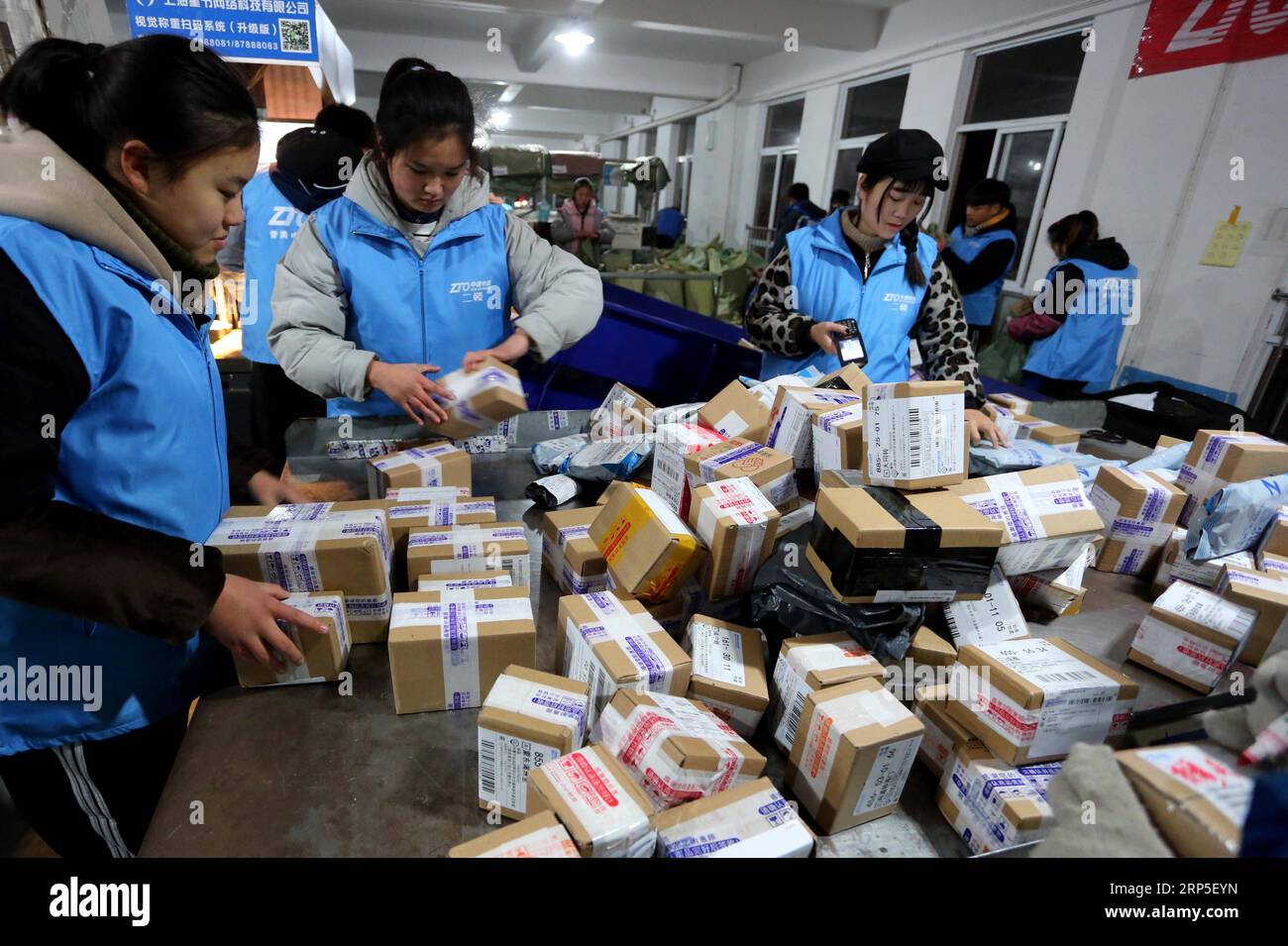 (181212) -- DONGHAI, 12 décembre 2018 -- des travailleurs trient des colis dans une entreprise de livraison express dans le comté de Donghai, dans la province de Jiangsu dans l est de la Chine, 12 décembre 2018. Tombant le 12 décembre, le festival de shopping en ligne Double 12 a apporté des opportunités commerciales accrues aux entreprises de commerce électronique et de logistique de la Chine. (lmm) CHINA-E-COMMERCE-ONLINE SHOPPING-LOGISTICS (CN) ZhangxKaihu PUBLICATIONxNOTxINxCHN Banque D'Images