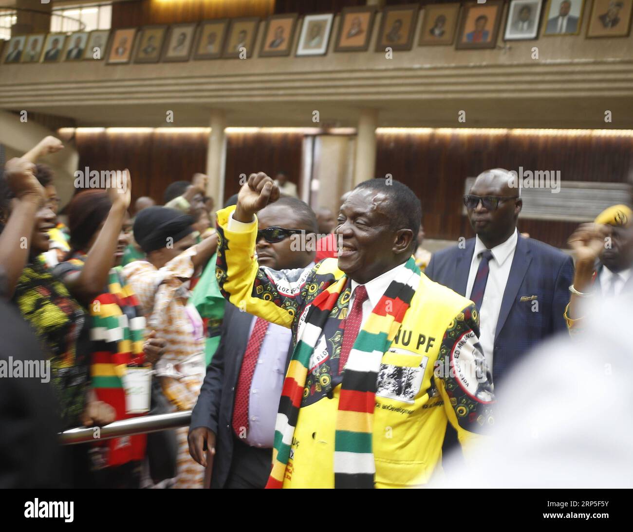 (181213) -- HARARE, 13 décembre 2018 -- le président zimbabwéen Emmerson Mnangagwa assiste à une réunion du comité central du parti au pouvoir ZANU-PF à Harare, Zimbabwe, le 12 décembre 2018. Le président zimbabwéen Emmerson Mnangagwa a déclaré mercredi que le parti ZANU-PF au pouvoir n'avait pas l'intention d'inviter l'opposition à former un gouvernement d'unité nationale (GNU) après sa victoire retentissante aux élections tripartites de juillet 30. )(dh) ZIMBABWE-HARARE-MNANGAGWA-ZANU PF ShaunxJusa PUBLICATIONxNOTxINxCHN Banque D'Images