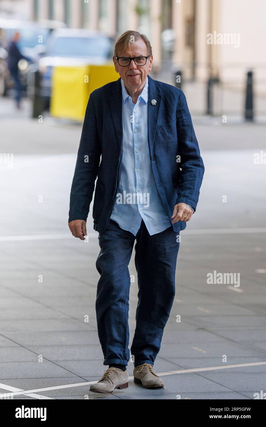 Timothy Spall, acteur, arrive à Broadcasting House pour l'enregistrement de Sunday with Laura Kuenssberg. Invités au dimanche de la BBC avec Laura Kuenssbe Banque D'Images