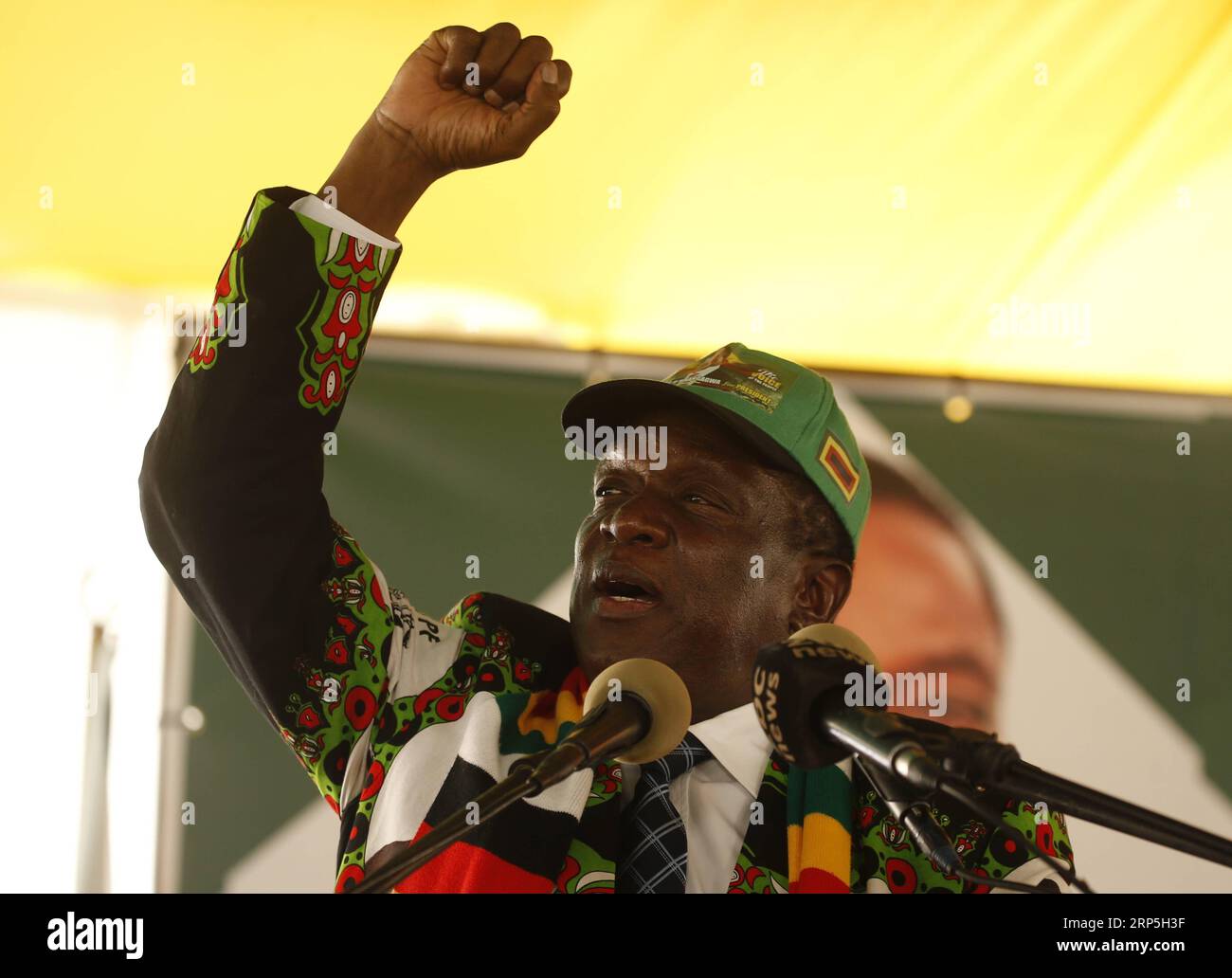 (181215) -- ESIGODINI, 15 décembre 2018 -- le président zimbabwéen Emmerson Mnangagwa s'adresse à la conférence annuelle du parti ZANU-PF au pouvoir à Esigodini, Matabeleland Sud, Zimbabwe, le 14 décembre 2018. Le président zimbabwéen Emmerson Mnangagwa a déclaré mercredi que le parti ZANU-PF au pouvoir n'avait pas l'intention d'inviter l'opposition à former un gouvernement d'unité nationale (GNU) après sa victoire retentissante aux élections tripartites de juillet 30. (lmm) ZIMBABWE-MATABELELAND SOUTH-PARTI AU POUVOIR-CONFERENCE-MNANGAGWA ShaunxJusa PUBLICATIONxNOTxINxCHN Banque D'Images