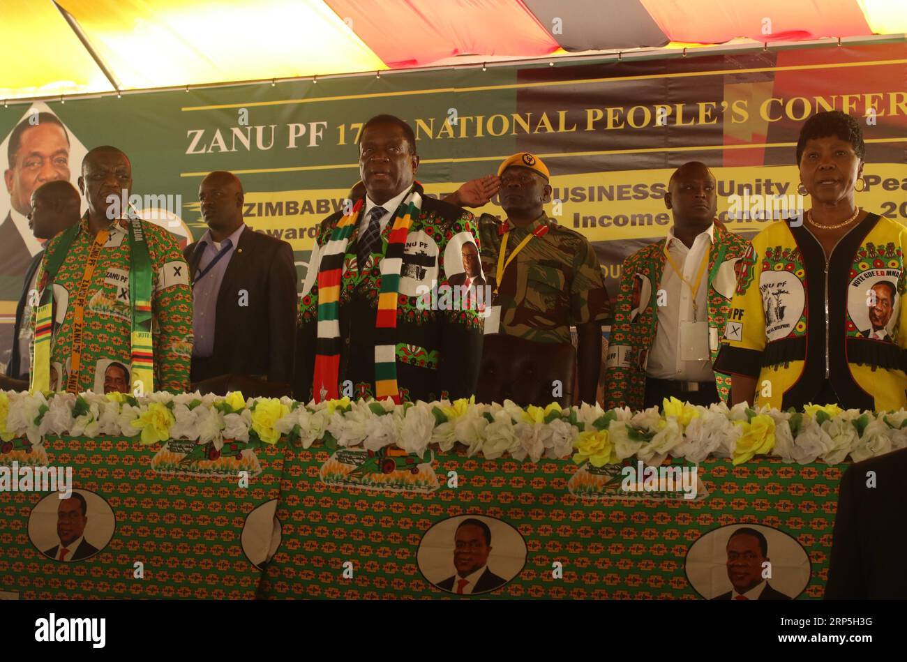 (181215) -- ESIGODINI, 15 décembre 2018 -- le président zimbabwéen Emmerson Mnangagwa (C, front) préside la conférence annuelle du parti ZANU-PF au pouvoir à Esigodini, Matabeleland Sud, Zimbabwe, le 14 décembre 2018. Le président zimbabwéen Emmerson Mnangagwa a déclaré mercredi que le parti ZANU-PF au pouvoir n'avait pas l'intention d'inviter l'opposition à former un gouvernement d'unité nationale (GNU) après sa victoire retentissante aux élections tripartites de juillet 30. (lmm) ZIMBABWE-MATABELELAND SOUTH-PARTI AU POUVOIR-CONFERENCE-MNANGAGWA ShaunxJusa PUBLICATIONxNOTxINxCHN Banque D'Images