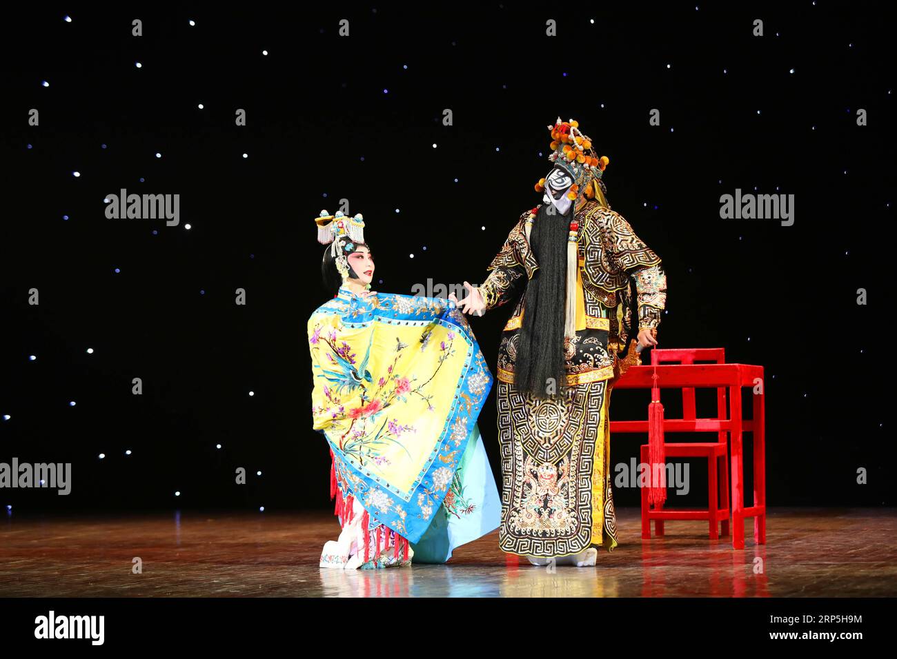 (181215) -- HANOI, 15 décembre 2018 -- des artistes chinois se produisent lors d'une représentation conjointe d'artistes chinois et vietnamiens traditionnels à Hanoi, capitale du Vietnam, le 13 décembre 2018. La performance d'artistes chinois et vietnamiens faisait partie de la semaine d'échange de scènes traditionnelles Chine-Vietnam organisée par l'ambassade de Chine au Vietnam et la Vietnam Stage Artists Association du 10 au 14 décembre à Hanoi. ) VIETNAM-CHINE-TRADITIONNELLE SEMAINE D'ÉCHANGE DE SCÈNE WANGXDI PUBLICATIONXNOTXINXCHN Banque D'Images