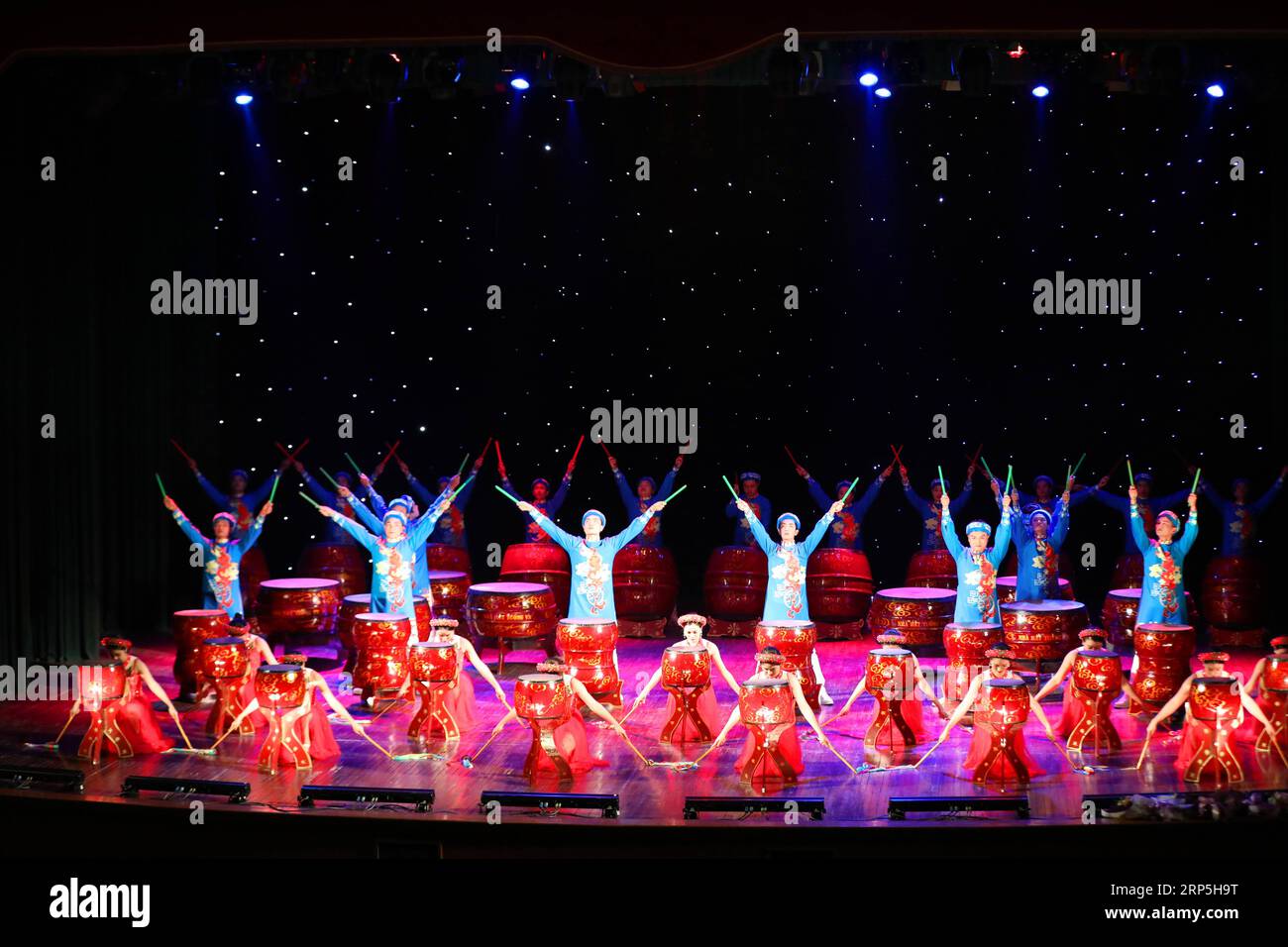 (181215) -- HANOI, 15 décembre 2018 -- des artistes vietnamiens se produisent lors d'une représentation conjointe d'artistes chinois et vietnamiens traditionnels à Hanoi, capitale du Vietnam, le 13 décembre 2018. La performance d'artistes chinois et vietnamiens faisait partie de la semaine d'échange de scènes traditionnelles Chine-Vietnam organisée par l'ambassade de Chine au Vietnam et la Vietnam Stage Artists Association du 10 au 14 décembre à Hanoi. ) VIETNAM-CHINE-TRADITIONNELLE SEMAINE D'ÉCHANGE DE SCÈNE WANGXDI PUBLICATIONXNOTXINXCHN Banque D'Images