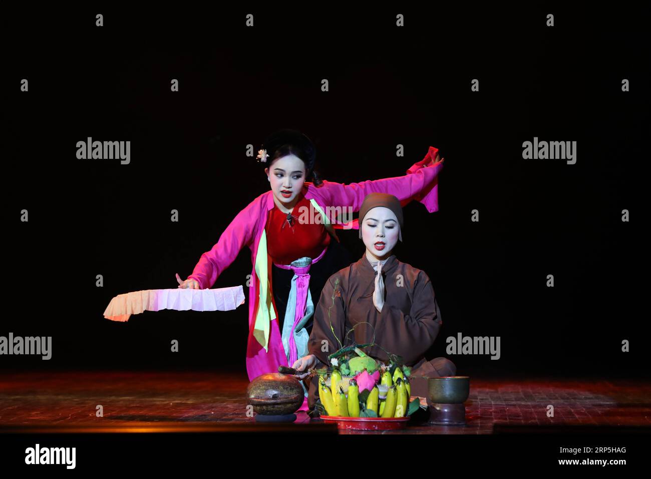 (181215) -- HANOI, 15 décembre 2018 -- des artistes vietnamiens se produisent lors d'une représentation conjointe d'artistes chinois et vietnamiens traditionnels à Hanoi, capitale du Vietnam, le 13 décembre 2018. La performance d'artistes chinois et vietnamiens faisait partie de la semaine d'échange de scènes traditionnelles Chine-Vietnam organisée par l'ambassade de Chine au Vietnam et la Vietnam Stage Artists Association du 10 au 14 décembre à Hanoi. ) VIETNAM-CHINE-TRADITIONNELLE SEMAINE D'ÉCHANGE DE SCÈNE WANGXDI PUBLICATIONXNOTXINXCHN Banque D'Images