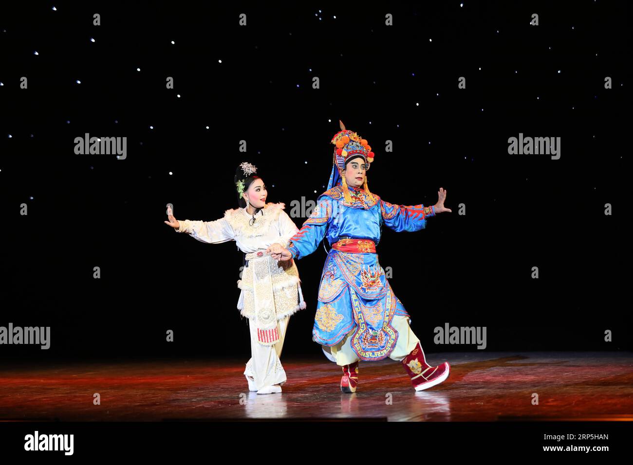 (181215) -- HANOI, 15 décembre 2018 -- des artistes vietnamiens se produisent lors d'une représentation conjointe d'artistes chinois et vietnamiens traditionnels à Hanoi, capitale du Vietnam, le 13 décembre 2018. La performance d'artistes chinois et vietnamiens faisait partie de la semaine d'échange de scènes traditionnelles Chine-Vietnam organisée par l'ambassade de Chine au Vietnam et la Vietnam Stage Artists Association du 10 au 14 décembre à Hanoi. ) VIETNAM-CHINE-TRADITIONNELLE SEMAINE D'ÉCHANGE DE SCÈNE WANGXDI PUBLICATIONXNOTXINXCHN Banque D'Images