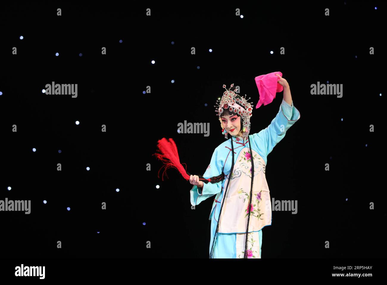 (181215) -- HANOI, 15 décembre 2018 -- Un artiste chinois se produit lors d'une performance conjointe des artistes chinois et vietnamiens traditionnels de scène à Hanoi, capitale du Vietnam, le 13 décembre 2018. La performance d'artistes chinois et vietnamiens faisait partie de la semaine d'échange de scènes traditionnelles Chine-Vietnam organisée par l'ambassade de Chine au Vietnam et la Vietnam Stage Artists Association du 10 au 14 décembre à Hanoi. ) VIETNAM-CHINE-TRADITIONNELLE SEMAINE D'ÉCHANGE DE SCÈNE WANGXDI PUBLICATIONXNOTXINXCHN Banque D'Images